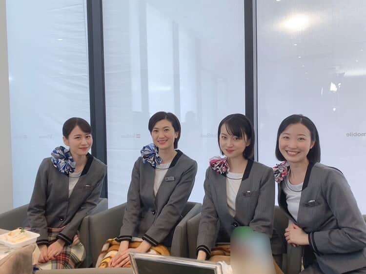 のインスタグラム：「. 本日より放送の、ソフトバンクさんのTVCM 「スマホデビュー！北海道」篇に クルー役で出演させて頂いております！ 人が多くて、彩永を探せ！状態なので 見つけたら教えて下さい☺︎☺︎笑 https://youtu.be/lWmIWpwUX78 #ソフトバンク #ソフトバンクCM #CM #TVCM #SoftBank #北海道 #札幌 #札幌モデル #スターダストプロモーション #彩永あいり #さやながあいり」