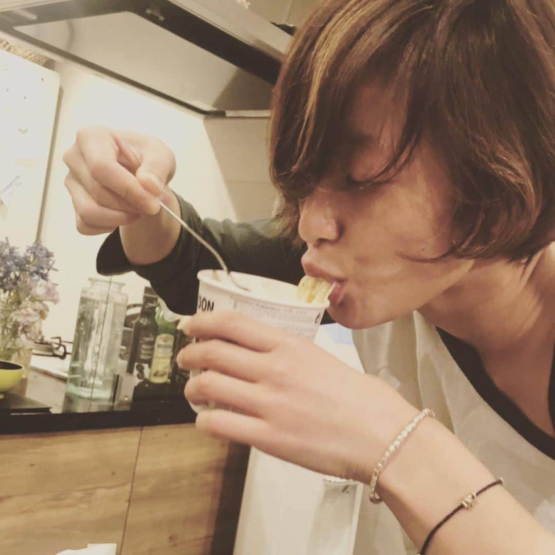 西山茉希さんのインスタグラム写真 - (西山茉希Instagram)「#深夜のカップ麺  #はずれ無し  大好きな夫婦と合流すると、 帰省した娘みたいになる説。  #バカ娘でごめん #愛してます  4兄弟のように過ごす景色をつまみに、 家主が出してくれた焼酎は、 人柄のようにロックだった。  #ロックんロール #夫婦とサシ呑み #残った思い出はこの写真 #オワタ」3月20日 16時01分 - maki.nshiyama50