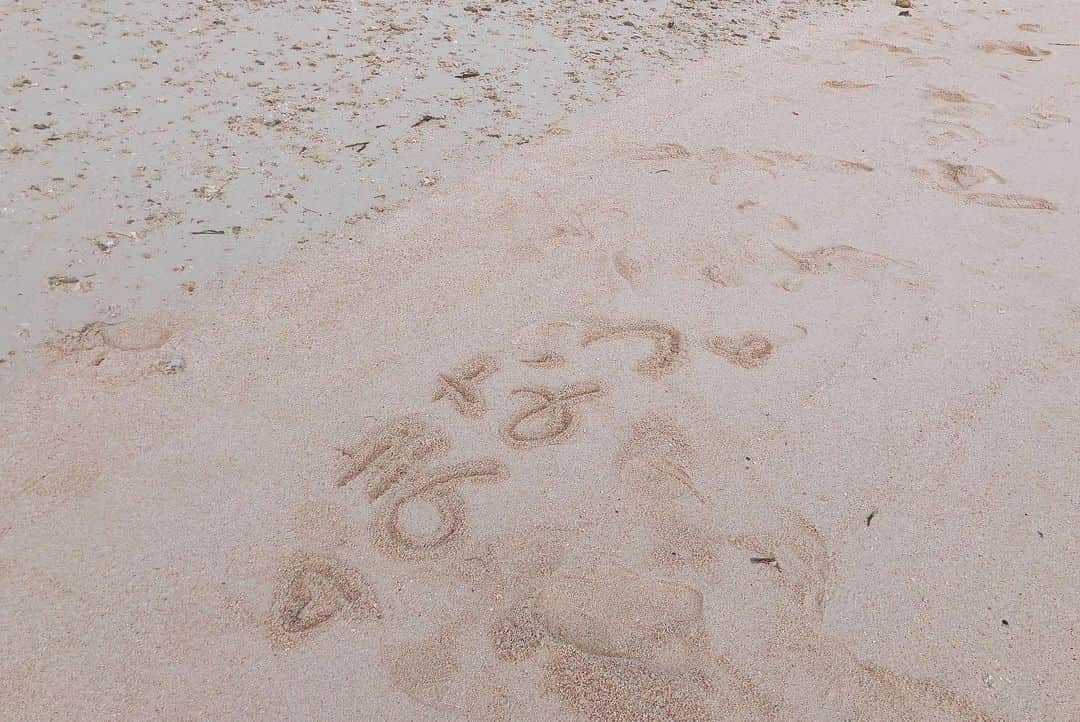 秋元真夏さんのインスタグラム写真 - (秋元真夏Instagram)「本日公開された先行カットです✨ 白い水着はまなったんならではのピュアさをイメージしています。 竹富島の海では透明感溢れるまなったんの姿を撮影してきました！📷 #秋元真夏2nd写真集 #しあわせにしたい #まなったんの写真集を応援しよう #先行カット #4月8日発売」3月20日 16時09分 - manatsu.akimoto_official
