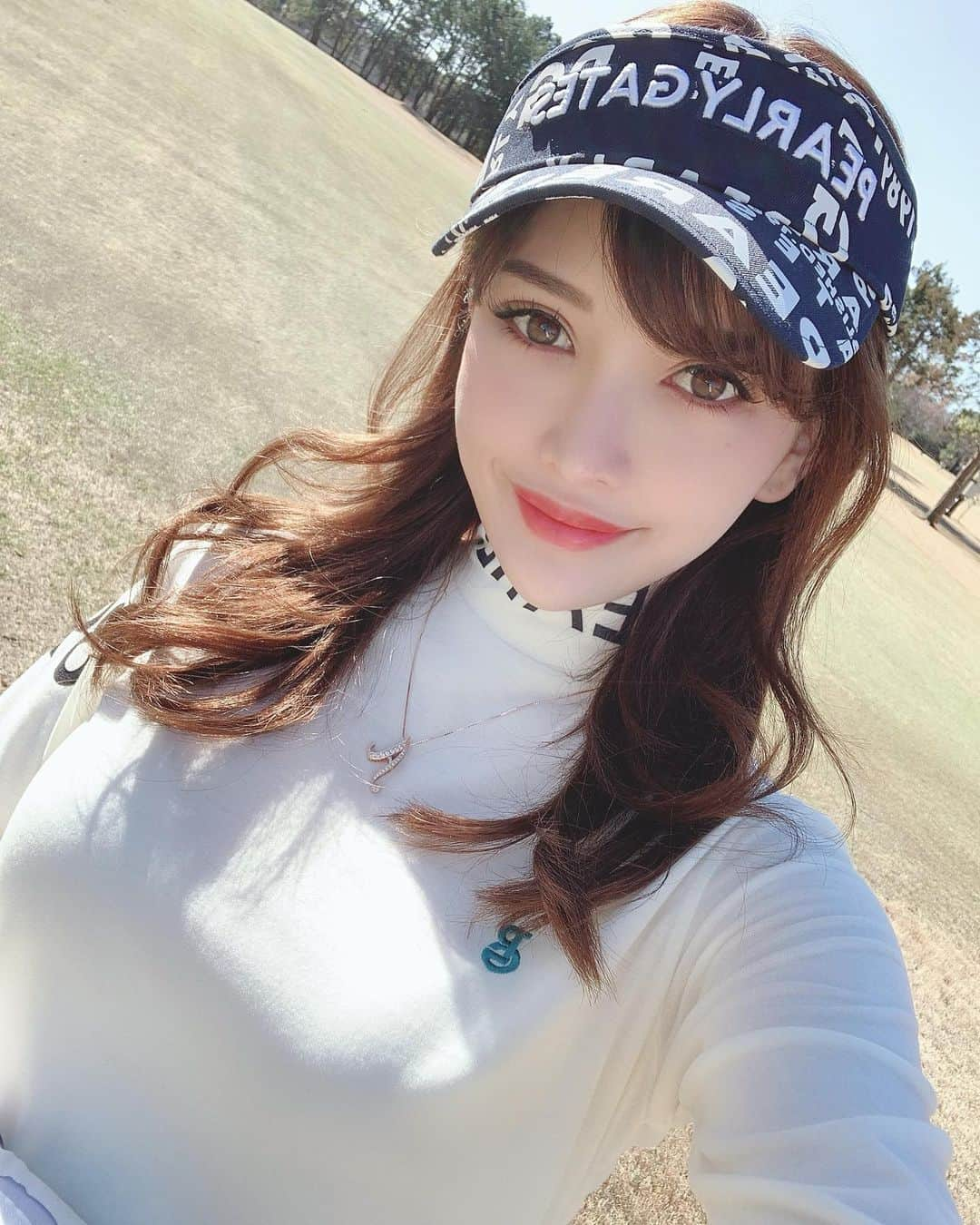 伊東亜梨沙さんのインスタグラム写真 - (伊東亜梨沙Instagram)「初めてのコースデビュー🏌️‍♀️ といっても練習がてらハーフコースで🌞 お天気良くて気持ちいい〜 でも打ちっぱなしみたいに上手くいかなくてモヤモヤ〜😠笑 . . #ゴルフ #golf #ゴルフ女子 #気分はね笑 #これからそうなる予定 #pearlygates #パーリーゲイツ #ゴルフウェア」3月20日 16時14分 - arisa__917m