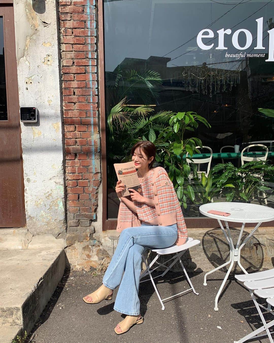 Chuuのインスタグラム：「날씨도 좋고 신상도 넘예쁘쥬💕💕봄가을에 입기 좋은 가디건들 많이 찍었으니 기대해주셔도 조아용!! #chuuseoul」