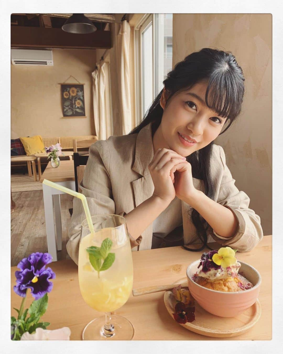 東李苑さんのインスタグラム写真 - (東李苑Instagram)「本日、3月20日より発売の 札幌の生活情報誌 #poroco 4月号の 表紙をやらせて頂きました！ . 今まで 複数人での表紙はありましたが 単独では初です。  密かに アイドル時代からの 一つの目標でもあった ソロ表紙。  大好きなporocoさんで この夢を叶えて頂けるなんて 私には光栄すぎることで 正直、めっちゃくちゃに 嬉しかったです😢✨ . この場をお借りして porocoさん、本当にありがとうございました！ . お衣装は #BEAMS  おしゃれカフェは #nollysbotanicalcafe #ノーリーズボタニカルカフェ から リニューアルした #lamaisonnollys さんで すっごく素敵に撮って頂けました🎈 . ネットなどで お買い求めいただけるようなので 道内の方だけでなく 道外の方も！ 是非お手に取って ご覧頂けると嬉しいです🙇 . ちなみに 東京のコーチャンフォー若葉台店さんでも 取り扱いされています！！🕊 . 撮影楽しかったなあ また誌面に出られるといいなあ 💐 せっかくなので いっぱいお買い求めしてほしいなあ笑 🥰」3月20日 16時33分 - az_rion