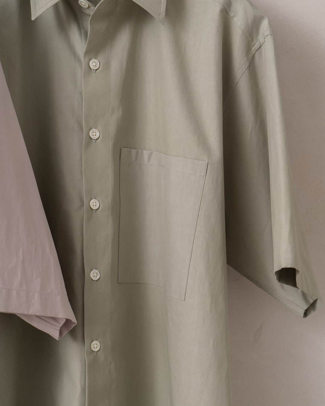EDIFICEさんのインスタグラム写真 - (EDIFICEInstagram)「【AURALEE】﻿ - ウォッシュドフィンクス ツイルハーフスリーブ -﻿ ﻿ 広く取られた身幅と肘付近まで取られた長めの袖丈が特徴のAURALEEの半袖シャツ。﻿ ﻿ 素材にはエジプトの超長綿である、フィンクスコットンを極細番手に紡績し、しっかりと高密度に織り上げた独自のツイル地を使用しています。﻿ ﻿ 艶感のある滑らかな肌触りと上品な光沢はカジュアルスタイルを一つ格上げしてくれる一着です。﻿ ﻿ ﻿ ﻿ ﻿ Shirt : 【AURALEE】¥24,000+tax﻿ No : 20051310002010﻿ ﻿ ﻿ ﻿ ﻿ ﻿ ﻿ ﻿ ﻿ ﻿ ﻿ #edifice #auralee #shortsleeveshirt #2020 #auralee2020 #newcollection #mensshirt #sporty #menssweat #menswear #mensfashion #mensstyle #mens #エディフィス #ウォッシュドフィンクスツイルハーフスリーブ #オーラリー」3月20日 16時26分 - edifice.jp