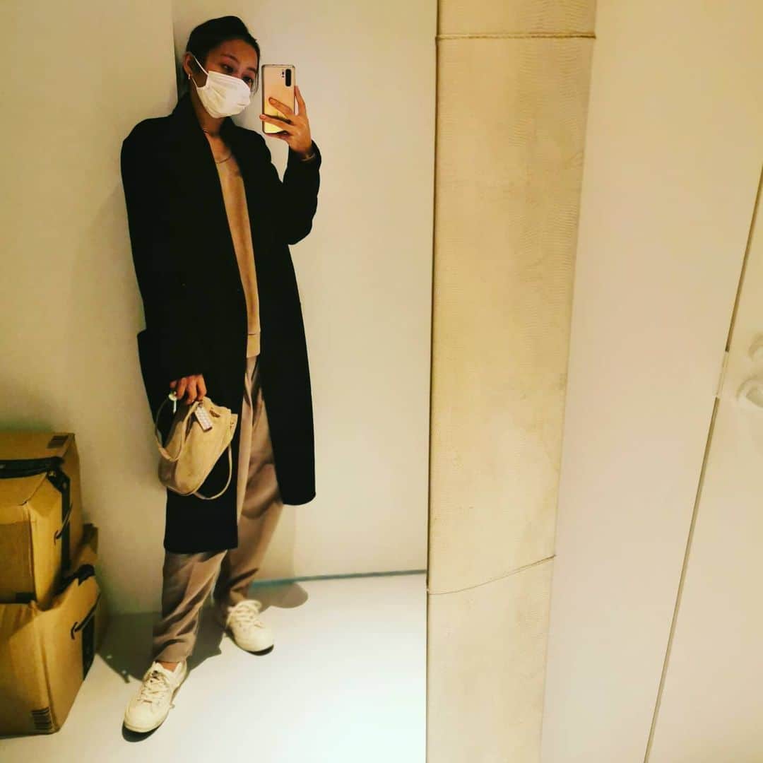 脇田恵子のインスタグラム：「アウター暑いし着ないで夜寒くて風邪ひきたくないし難しい😂👌」