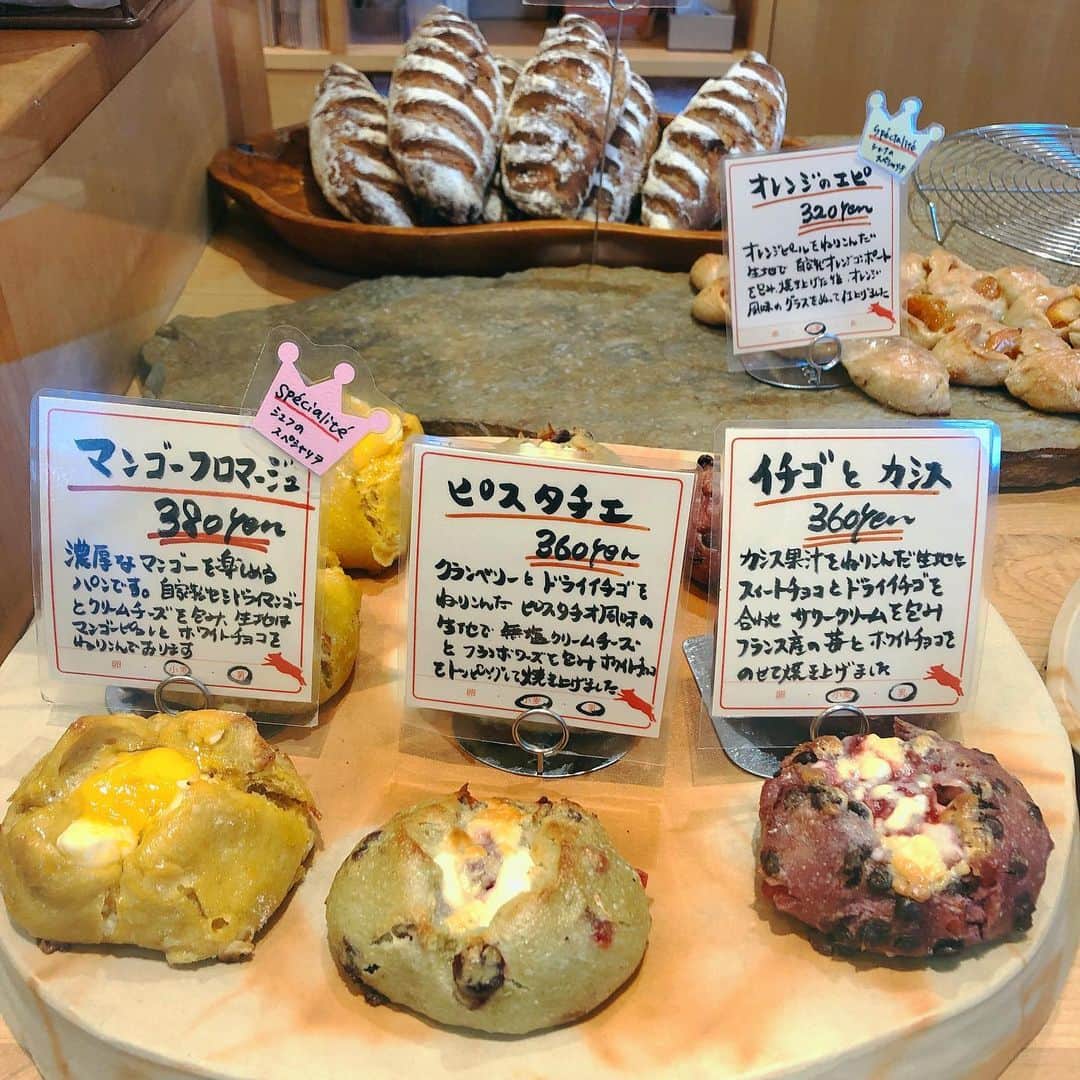 カン・ハンナさんのインスタグラム写真 - (カン・ハンナInstagram)「.﻿ ﻿ ﻿ 昨日大阪で買ってきたパンがとても美味しかったので紹介しますね🙋🏻‍♀️❤️ ﻿ ﻿ ﻿ ﻿ 渡辺橋にある「PARIS-h」さん🥖🍞のパンです❣️﻿ ﻿ ﻿ ﻿ 一つ目は、エスカルゴ  ピスターシュです。﻿ ﻿ ﻿ 私はフランスパン屋さんに行ったら必ずエスカルゴを買うタイプですが、今まで食べたエスカルゴとはちょっと違う新しい味でした！グリエ・ド・カカオとホワイトチョコを巻き込んだデニッシュで、「パリアッシュ」さんでしか食べることのできない味だと思います😋　﻿ ﻿ ﻿ そして二つ目は、シンクロというパンです。﻿ ﻿ ﻿ モチモチする食感で甘いパンが好きな人におすすめ。甘いのが苦手な方にはちょっと甘いすぎるかもですが、私は甘いのが大好きなので美味しかったです！こちらも不思議な味🙃 ほうじ茶とミルクチョコを合わせた生地に抹茶とクリームチーズも入ってる感じなので、和風でもあり洋風でもあるパンでした😊　﻿ ﻿ ﻿ ﻿ 個性が溢れるパンが美味しかったぁー❤️ 大阪に行ったらまた絶対行きたいと思います。次回はもっと色々食べてみたいです。﻿ ﻿ ﻿ ﻿ ﻿ ﻿ ﻿ #大阪パン屋さん #パン屋さん巡り﻿ #パリアッシュ #フランスパン﻿ #エスカルゴ #シンクロ﻿ #パンハンナ #パン好き　﻿ #実は明後日も超好きなパン屋さんへ行くんだ﻿ ﻿ ﻿ ﻿ ﻿ ﻿」3月20日 16時31分 - kang_hanna_jp