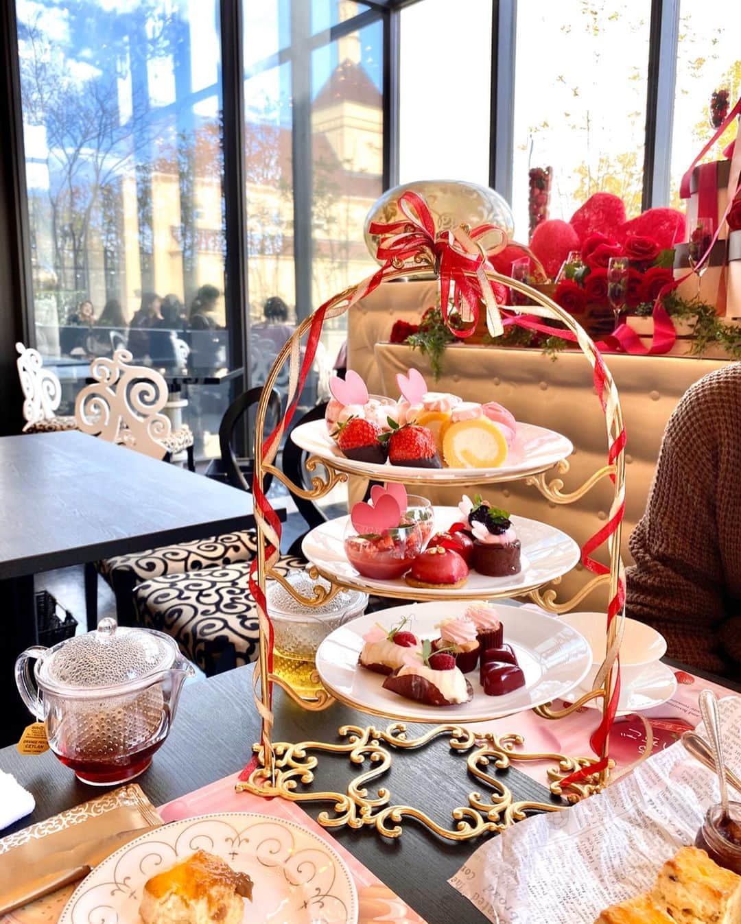miya(ミヤマアユミ)さんのインスタグラム写真 - (miya(ミヤマアユミ)Instagram)「大宮璃宮にある四季庭のアフタヌーンティーに行きました。  バレンタイン時期でイチゴとハートにこだわったビジュアルがとても可愛かったです。  マリアージュフレールの紅茶飲み放題、山盛りのスコーンに、前菜まで付いて3千円代という驚きのコスパ。  最近のお仕事はデジタルが多いので久しぶりの水彩ですごく楽しく描けました。余裕ができたら他のアフタヌーンティーレポも描きたいです☕️ #artwork #watercolor #水彩 #art #illust #illustration #draw #illustrator #イラスト #イラストレーター #落書き #手描き #手書き #アナログ #アナログイラスト #miyamaayumi #ミヤマアユミ #スケッチ #sketch #アフタヌーンティー」3月20日 16時52分 - miya78pic