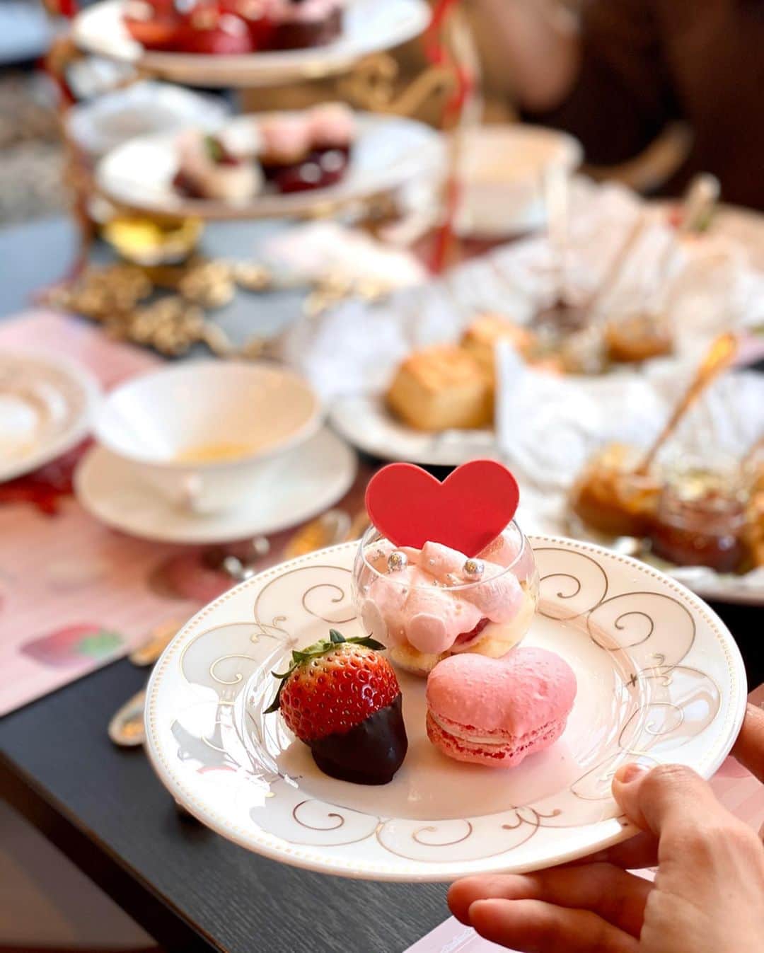 miya(ミヤマアユミ)さんのインスタグラム写真 - (miya(ミヤマアユミ)Instagram)「大宮璃宮にある四季庭のアフタヌーンティーに行きました。  バレンタイン時期でイチゴとハートにこだわったビジュアルがとても可愛かったです。  マリアージュフレールの紅茶飲み放題、山盛りのスコーンに、前菜まで付いて3千円代という驚きのコスパ。  最近のお仕事はデジタルが多いので久しぶりの水彩ですごく楽しく描けました。余裕ができたら他のアフタヌーンティーレポも描きたいです☕️ #artwork #watercolor #水彩 #art #illust #illustration #draw #illustrator #イラスト #イラストレーター #落書き #手描き #手書き #アナログ #アナログイラスト #miyamaayumi #ミヤマアユミ #スケッチ #sketch #アフタヌーンティー」3月20日 16時52分 - miya78pic