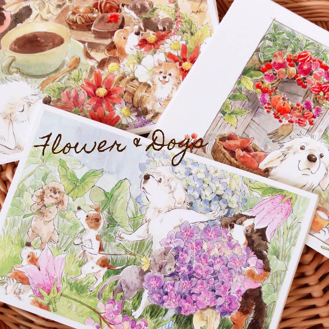 イラストレーター山崎牧子のインスタグラム：「春分の日 花とワンコのポストカード 2019年のカレンダー @n_harmony1128  さんのお庭を舞台にした12カ月の イラストより３点をピックアップ しました。 家で過ごすことの多い毎日ですが、 ポストカードでご友人やご家族に お便りやプレゼントに…いかが でしょう🕊💕 2020年カレンダー Yururi's little paintbrushの ポストカードと共にminneで 販売しています。  また、ポストカードは @cafe_hygge  カフェhyggeさん @archaique_happy  幸福スイーツアルカイックさん @omakeya_qzo  豆玩舎ZUNZOさん で販売していただいてます🌿 #watercolor#watercolorpainting#postcard#illustration#flower#dog#letter#水彩画#イラストレーター#イラスト#ポストカード#カフェ#幸福スイーツアルカイック#犬#バーニーズマウンテンドッグ#グレートピレニーズ#ハガキ」