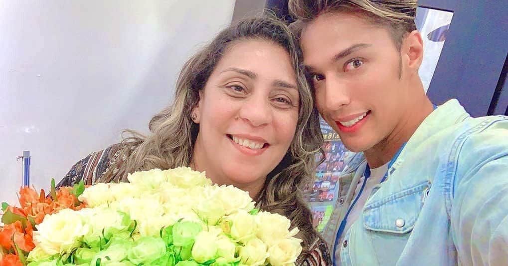 のインスタグラム：「遅くなったけど、ハッピーホワイトデー🌹  Love u mom😘  #whiteday #當間ローズ  #ラテン  #ハーフ  #モデル #湖西市 #toumarose #singer #Artist #Model #Tokyo #japan #Brazilian #brasil  #japanese #italian #fashion #fitness #muscle #body #workout #sexy」