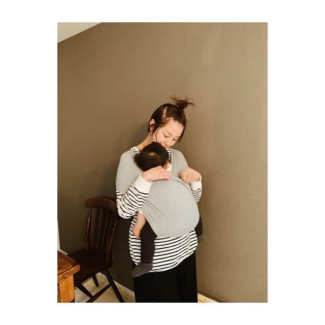 田中美保さんのインスタグラム写真 - (田中美保Instagram)「出産祝いにと友達から貰った抱っこ紐　@konny.jp 🖤 ずっとアタタメテいて…w 最近使い始めたんですが… ピタっと密着できてスグ寝た😳  皆さんも使ってるかな？？ 長時間抱っこで歩くときはエルゴですが、ベビーカー移動のちょいグズグズやお家でのグズグズ はたまたご近所に遊び行く時、車移動の時など重宝しますね〜🤩 他にも新色の春色がでたりしてるので洗い替えにもう1枚買おうかな…w  #konny抱っこ紐  #セカンドだっこ紐  #ぴたんこ抱っこ」3月20日 17時09分 - miho12tanaka
