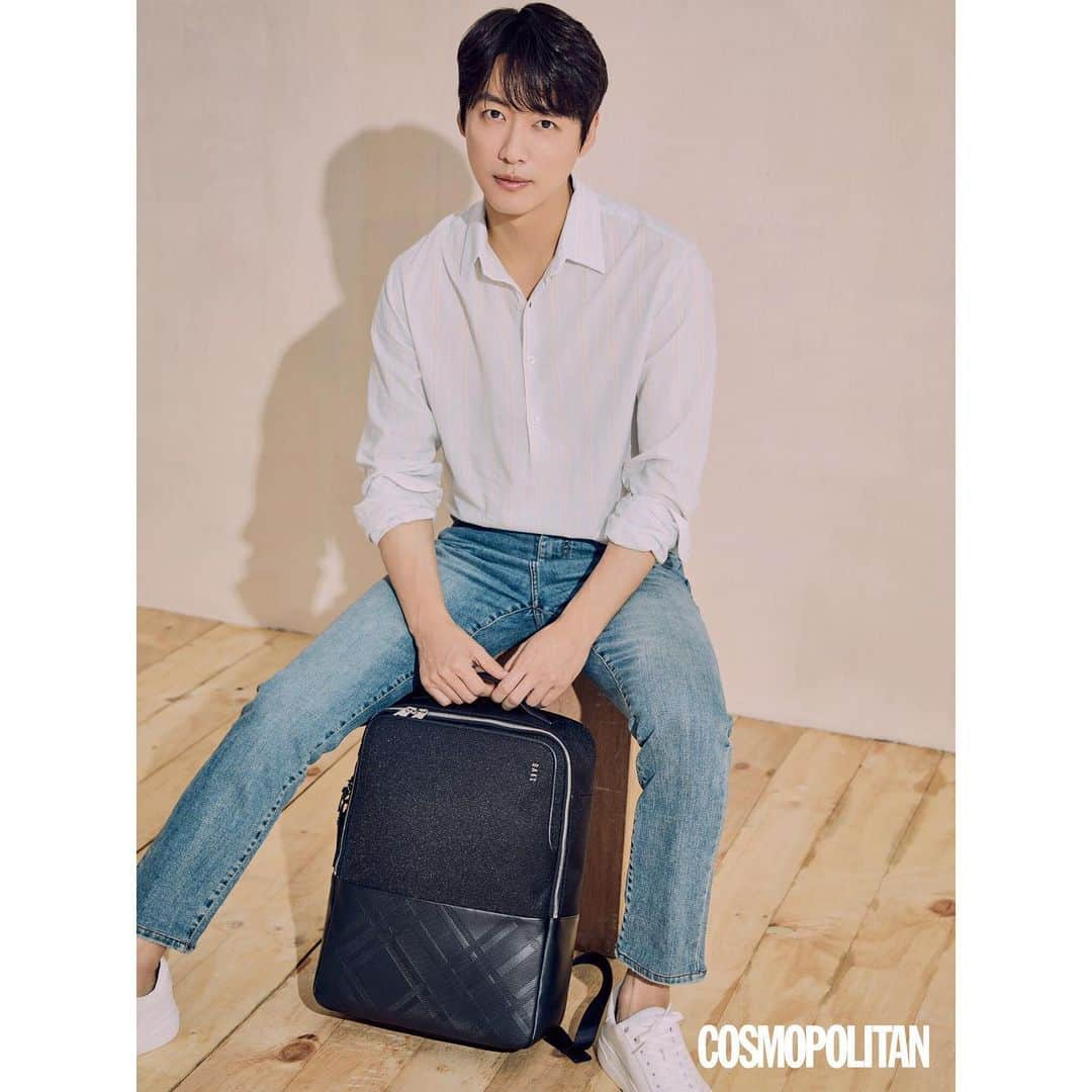 DAKS Koreaさんのインスタグラム写真 - (DAKS KoreaInstagram)「[닥스와 함께한 남궁민 X COSMOPOLITAN] 특수한 나일론 소재를 사용하여 가볍게 착용할 수 있고 노트북 15인치 수납도 거뜬히 수납할 수 있는 실용성있는 닥스의 백팩입니다. _ #DBBA0E673BK _ #닥스 #닥스코리아 #닥스엑세서리 #DAKS #DAKSACCESSORIES #Lfmall #닥스가방 #닥스남자가방 #남자가방 #백백 #남자백백 #남자선물추천 #데일리룩 #ootd #남궁민 #화보 #코스모폴리탄」3月20日 17時01分 - dakskorea_accessories