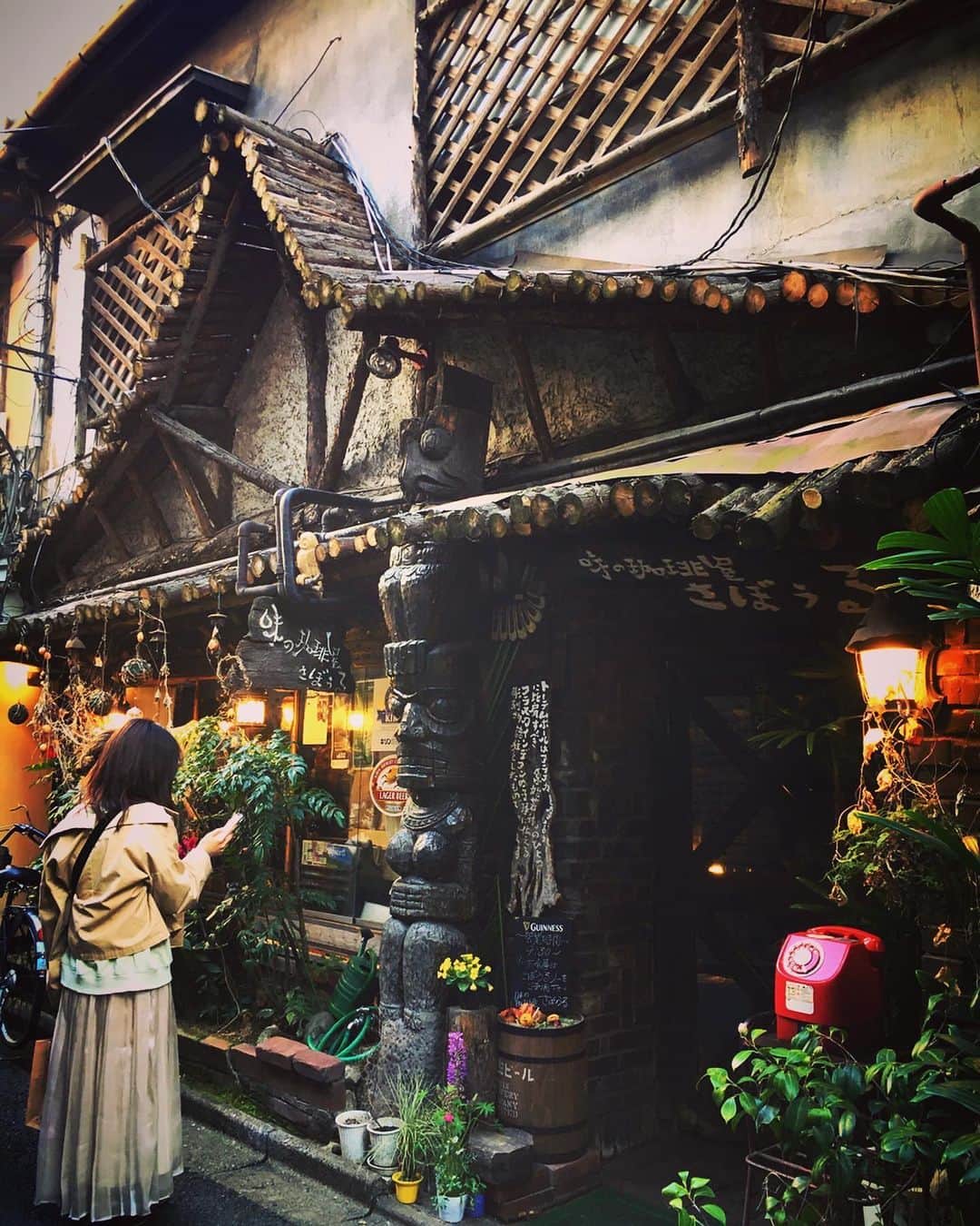片桐千晶さんのインスタグラム写真 - (片桐千晶Instagram)「⁑ 晴れて気持ちいいので仕事帰りに千鳥ヶ淵に寄り道。 三分咲き位かな。 人はかなり少なめです。 . 神保町までてくてく歩いて 喫茶店さぼうる。 ジブリみたいな雰囲気で珈琲が美味しい☕️ #さぼうる #神保町 #千鳥ヶ淵」3月20日 17時02分 - chiaki.katagiri333