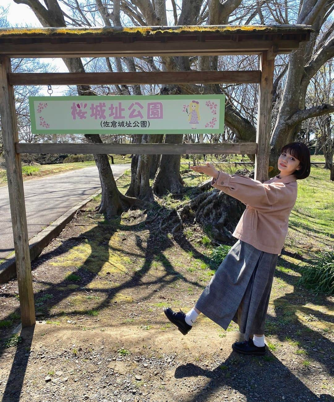 村田倫子さんのインスタグラム写真 - (村田倫子Instagram)「京成佐倉駅の1日駅長をしました。 制服どうでしょうか…？ . . . 本日からはじまった #桜に染まるまち佐倉 。 京成佐倉駅が京成桜駅に🌸！ 実は、駅看板もデザインさせていただいています…！ とても嬉しいです(T . T)  この期間中は、駅、市役所、城址公園の看板もサクラ仕様に変身しているのでぜひ見つけてみてください☺︎ 記念乗車券も発売されてます🐶🌸 #桜に染まるまち佐倉 をつけて投稿すると、ステッカーのプレゼントも☺︎ 駅で配布されているパンフレット、特設サイトにお散歩コースや、詳細が載っています。ぜひゆるっと佐倉に遊びに来てください。 . . .  #京成佐倉 #一日駅長　#佐倉城址公園」3月20日 17時04分 - rinco1023