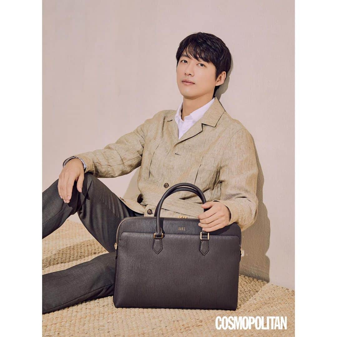 DAKS Koreaさんのインスタグラム写真 - (DAKS KoreaInstagram)「[닥스와 함께한 남궁민 X COSMOPOLITAN] 비즈니스 맨에게 필수 아이템인 서류 가방! 고급스러운 텍스쳐로 은은한 광택감이 특징이라 세련된 감성이 뛰어난 닥스의 아트론 서류가방입니다. _ #DBBA0E351W3 _ #닥스 #닥스코리아 #닥스엑세서리 #DAKS #DAKSACCESSORIES #Lfmall #닥스가방 #닥스남자가방 #남자가방 #서류가방 #남자서류가방 #남자선물추천 #데일리룩 #ootd #남궁민 #화보 #코스모폴리탄」3月20日 17時04分 - dakskorea_accessories