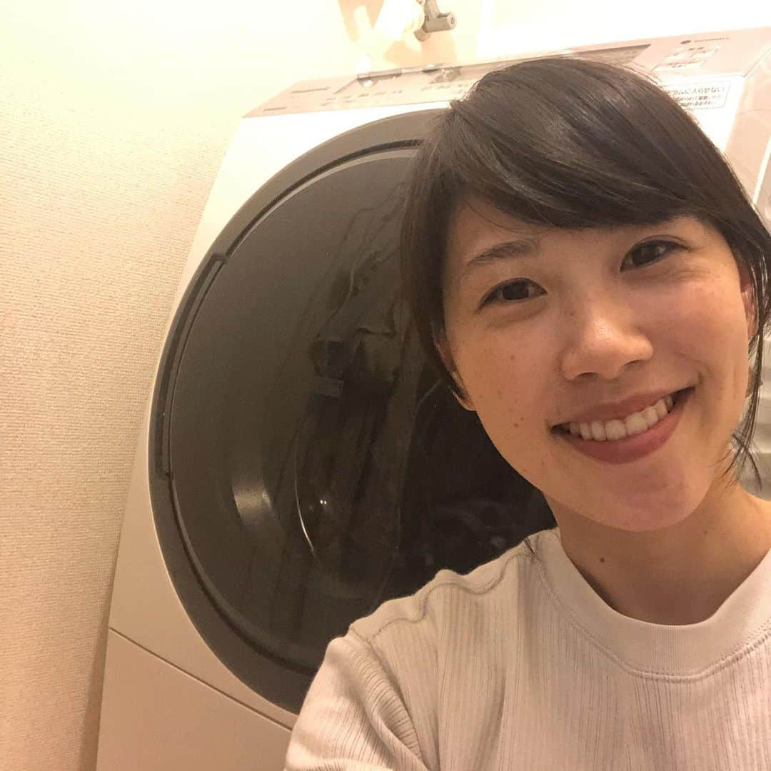 井原早紀のインスタグラム：「ついにきた！！ ドラム式洗濯乾燥機さま〜✨ 「誕生日もクリスマスプレゼントもいらないからドラム式洗濯機がほしい」と言い続けて1年。（花はもらった） ようやく買いました✨  大手家電屋で買おうと思ったらコロナの影響で在庫がなく、ネットショップで購入。そしたら、色々と手違いとか勘違いとかあって大変でしたー。  家事が一つ減るぞ〜。 もう洗濯物を干さないぞ〜。 部屋干しもしないぞ〜。 #ドラム式洗濯機 #パナソニック#家事が楽になる #家電#育児#男の子ママ #兄弟#」