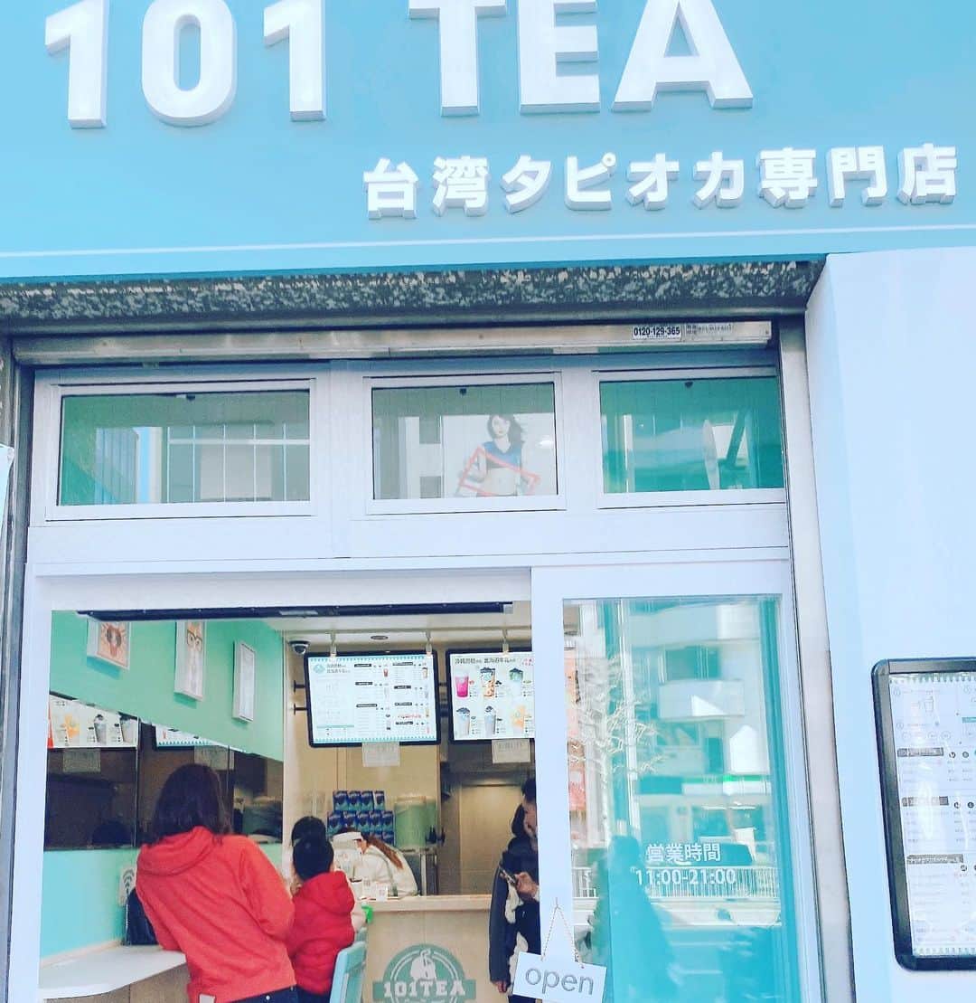 三浦泉さんのインスタグラム写真 - (三浦泉Instagram)「* タピオカ　旋風が吹いていますね✨🥰 *  3月10日に渋谷にタピオカ屋さんがニュ ーオープン‼️ ニューオープンしたばかりの タピオカ専門店 #101TEA でちょっと一息ブレイクタイム🎶☕️ *  タピオカは台湾旅行で食べた以来かも💕　日本でも台湾タピオカをいただけます😊🍹　何が嬉しいって 甘さの度合いを調整してオーダーできるところ🌸　最近、白砂糖は控えているので　黒糖ミルクティータピオカ　🍹✨甘さ控えめでオーダーしました‼️ 甘過ぎず美味しい🥰❤️💖❣️ 店内の内装もブルーを基調にして 😻ネコちゃんの絵画も素敵💖 *  101は台湾の🇹🇼タワーの名称なので 【ワンオーワン】連想で台湾とマッチされた店名です‼️ 🍹😻🇹🇼❤️💖 ✨東京都渋谷区渋谷1丁目1番地10号 ニューハイツ青山 1F ✨アクセス 東京メトロ渋谷駅20A出口から徒歩約7分 ✨11時〜21時 * *  #タピオカ専門店 #台湾タピオカ専門店 #渋谷 #101TEA #タピオカ #タピオカ巡り  #タピオカグラム」3月20日 17時20分 - princessizu1201