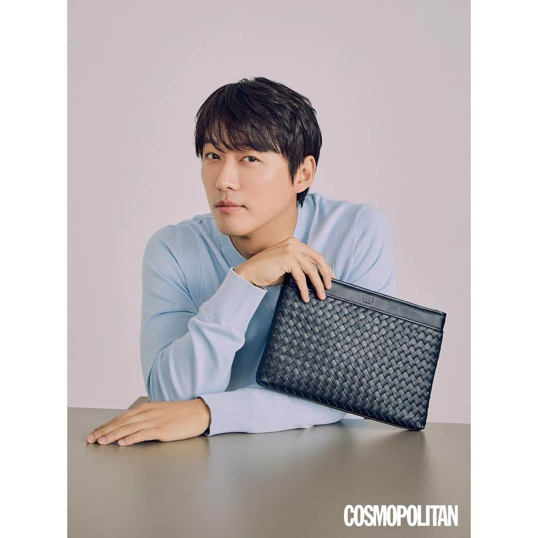 DAKS Koreaさんのインスタグラム写真 - (DAKS KoreaInstagram)「[닥스와 함께한 남궁민 X COSMOPOLITAN] 핸드 크래프트 소재로 견고한 메쉬소재가 캐주얼하면서도 클래식한 스타일로 연출이 가능한 닥스의 포츠머스 클러치입니다. _ #DBBA0E725BK _ #닥스 #닥스코리아 #닥스엑세서리 #DAKS #DAKSACCESSORIES #Lfmall #닥스가방 #닥스남자가방 #남자가방 #클러치백 #남자클러치백 #남자선물추천 #데일리룩 #ootd #남궁민 #화보 #코스모폴리탄」3月20日 17時21分 - dakskorea_accessories