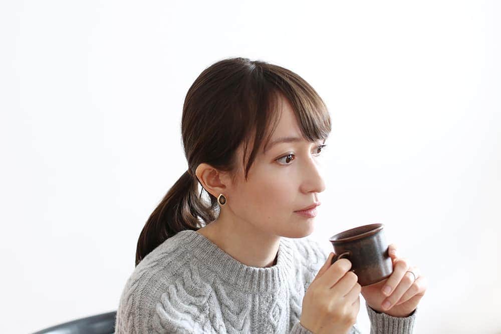 白井珠希のインスタグラム：「* * WEBショップ｢BOWKNOT(ボウノット) @bowknot_store ｣さんでモデルをつとめさせていただいております🌸 * 着用しているのは、『Ousa(ウーサ)』というブランドの「ブラックエナメル/しずく」イヤリングです✨ シックにもカジュアルにも合わせられる、とても素敵なアイテムです。 * * #bowknot #bowknotstore #ousa #ウーサ #ボウノット #accessory #アクセサリー #instafashion #instagramjapan #fashionsta #イヤリング #model #portraitphotography #me #instagood #春アクセサリー #春コーデ #上品コーデ #白井珠希 #ニットコーデ」
