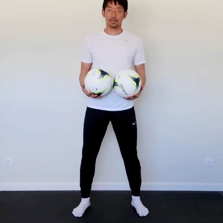 権田修一のインスタグラム：「@japanfootballassociation  にもアップしましたが、簡単なボールハンドリングの練習です。 サッカーのGKはもちろん、バスケットボールなど手でボールを扱う競技をしている人はやってみて下さい！  第二弾もやろうと思うのでお楽しみに！」