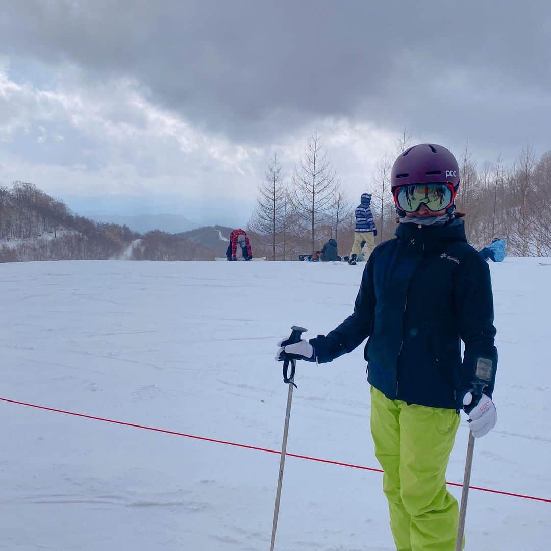 新田朝子さんのインスタグラム写真 - (新田朝子Instagram)「どんより灰色の雲がかかる中、何度も地吹雪がおこり、時には吹雪き、山の上は冬❄️山を降りれば日差しが降り注ぎ、キャンプを楽しむ人の姿も。 . 新しいスキーとも少しずつ馴染んできて、操作しやすくなってきたー。まだまだ滑りに行きたいな⛷ . める、一緒に行ってくれてありがとう❤️ . #川場スキー場 @kawabaresort #gunma #ski #skiphotography #goldwin @goldwin_jp #volkl #roxy #スキー場 #スキー女子 #スキー好きな人と繋がりたい #スキーウェア #休日の過ごし方 #ゲレンデ」3月20日 17時34分 - asako.nitta