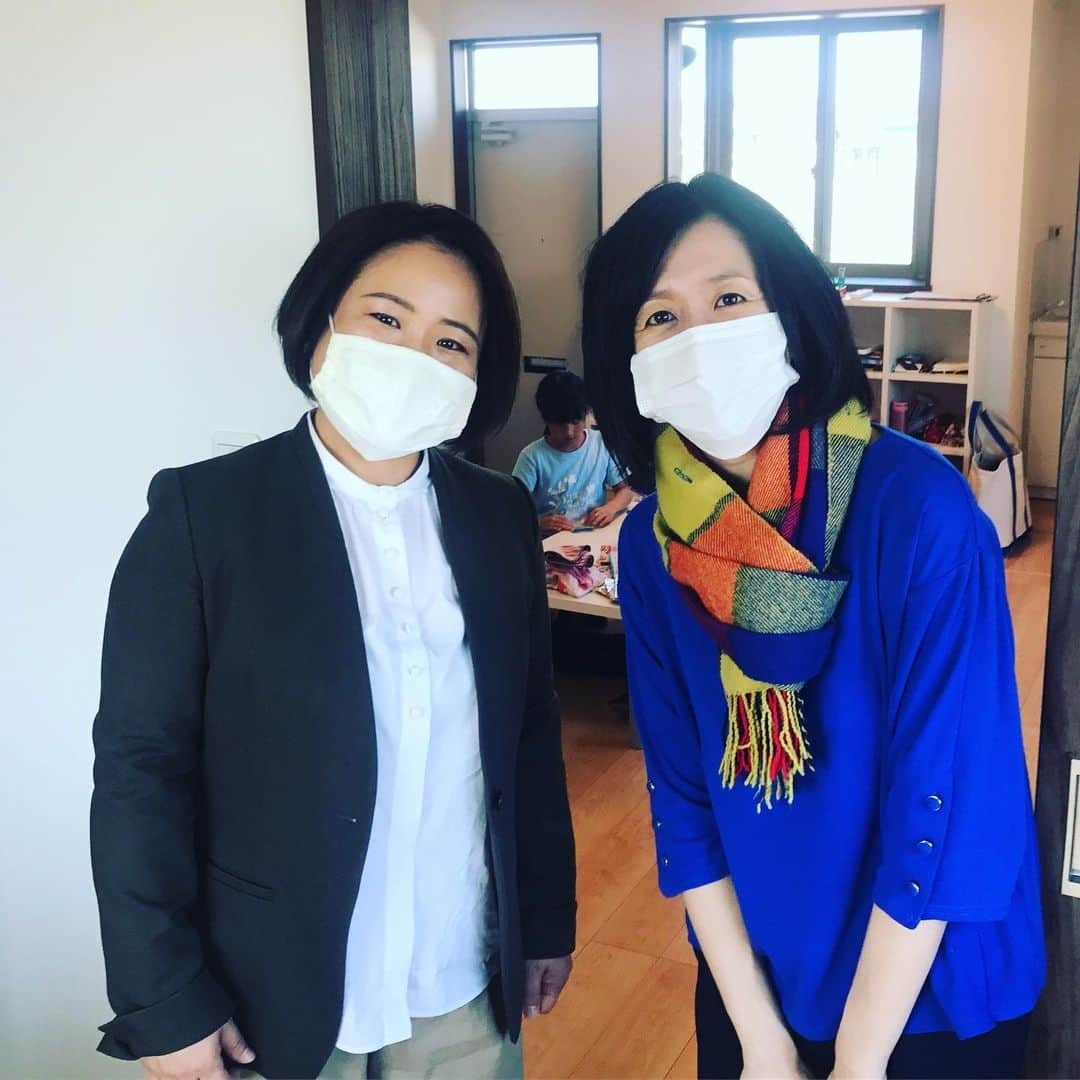 三隅有里子さんのインスタグラム写真 - (三隅有里子Instagram)「* このところ、ニュースの取材も新型コロナウイルス関係がほとんどです。 先日、休校中の子どもたちを職場で受け入れている企業を取材しました。桐生市や前橋市などで介護や看護事業を手掛けるCOCO－LO（ココロ）です。 ココロでは、本来3才までの子どもを預かる託児スペースで小学生の子どもを受け入れたり、会議室や休憩室などで子どもを預かったりしています。子どもを預けているお母さんに話を聞いたら「学校から休校という正式決定の連絡が来る前に、職場から『休校になったら子どもを預かれますよ』と連絡があった」という事なんです。これからいったいどうなるのか、仕事を休まなければならないのか、と不安を抱えていた保護者にとって、どれだけ心強い言葉だったでしょう。 ココロでは、これまでも人手不足を解消するために職員が働きやすい環境作りを15年かけて構築してきました。もちろんそういったベースもありますが、代表の雅楽川さんは企業に対して「無理に形を作るのではなく、今できる事から手をつけていくことが大切ですよ」と呼びかけています。自分にとって予期せぬ出来事に遭遇すると私もそうですが、出来ない理由を探してしまいがちですが、出来る事からやっていこうという雅楽川さんの前向きな気持ちが伝わってきました。 新型コロナウイルスによって、企業も私たち働く側も今までとは違うやり方を模索しなければならない事態になっていますが、今回の事をきっかけに、本当の意味で子どもがいても無理なく働ける環境や、具合が悪くなったら安心して休める環境が整っていくといいなと思います。 ココロの取り組み、ニュースでもお伝えしましたが、近々群馬テレビの公式ユーチューブにもアップされる予定ですので、ぜひご覧にください☺️ #ニュース #news #COCO－LO #ココロ #桐生 #kiryu #雅楽川陽子 社長 #群馬 #gunma  #群馬テレビ #群テレ #gtv #アナウンサー  #局アナ #局アナの仕事 #地方局で働くということ #新型コロナに負けない」3月20日 17時35分 - misumi_gtv