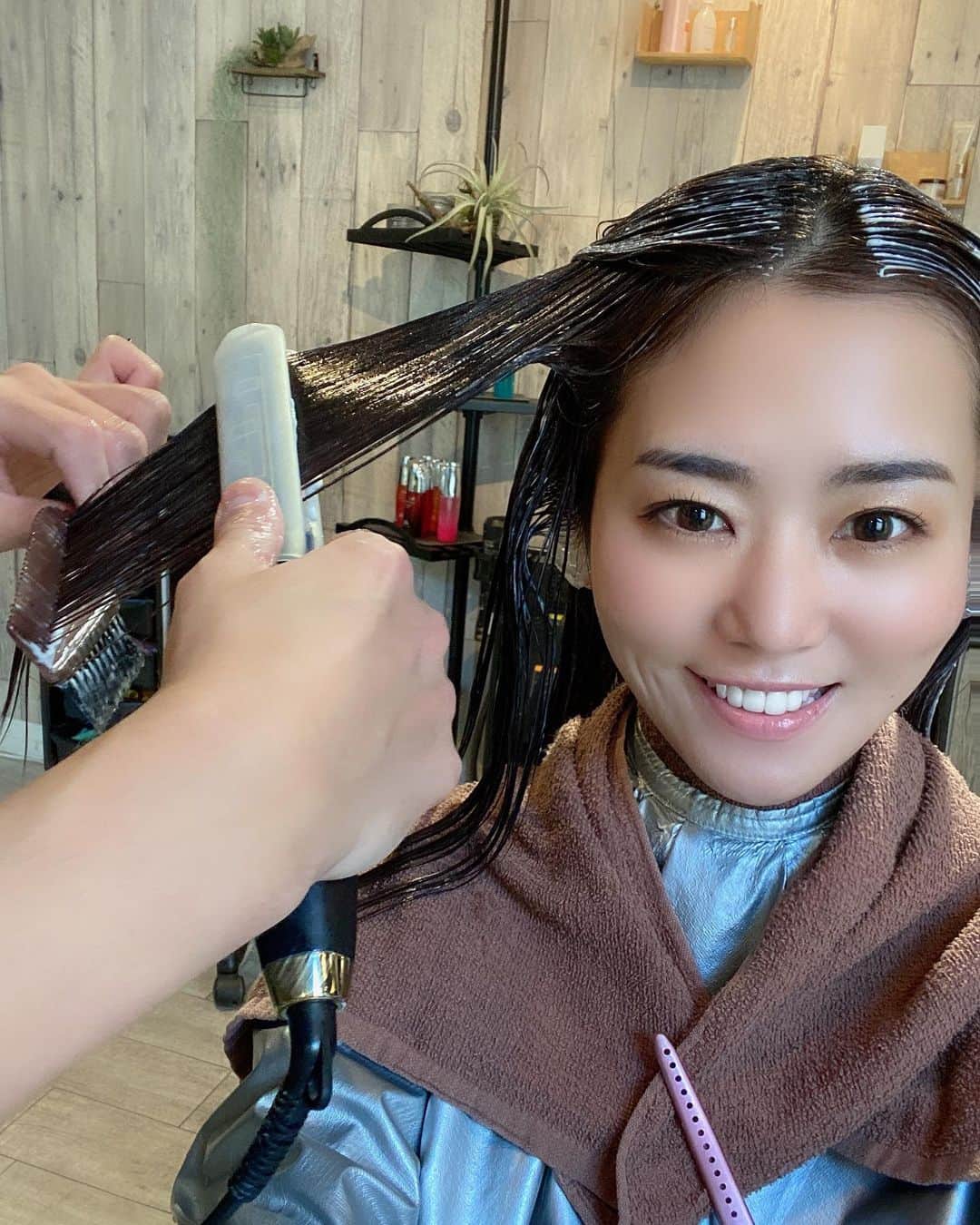佐野真彩さんのインスタグラム写真 - (佐野真彩Instagram)「#アクシー銀座　でヘアメンテナンス🍀 髪質改善のサイエンスアクアを試してきました。 ビフォーアフター載せているのでスワイプして見てみてね☺️ . 髪にハリと艶が復活して嬉しいです。 来月も通おうっと✨ . @nishimura.takuya さんに担当して頂きました。 . . #銀座　#美容室　#髪質改善トリートメント　#サイエンスアクア　#ヘアスタイル #hairstyle #axy銀座　#エイジング毛　#乾燥毛　#ダメージ毛　#クセ毛」3月20日 17時28分 - sano.maya
