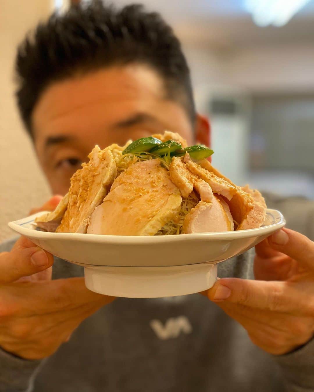 なかやまきんに君さんのインスタグラム写真 - (なかやまきんに君Instagram)「#なかやまきんに君 #こんにちは #素敵な写真ですね #ありがとうございます #減量中の外食 #ゴールドジム東中野 近くの #大盛軒(おおもりけん) #棒棒鶏 のご飯と麺なし #鶏の胸肉 にゴマソース #最高に美味しい #出てくる男 #出てくる男シリーズ #キャー久しぶりの出てくる男ステキー #キャー7枚目の出てくる前もステキー」3月20日 17時43分 - nakayama_kinnikun