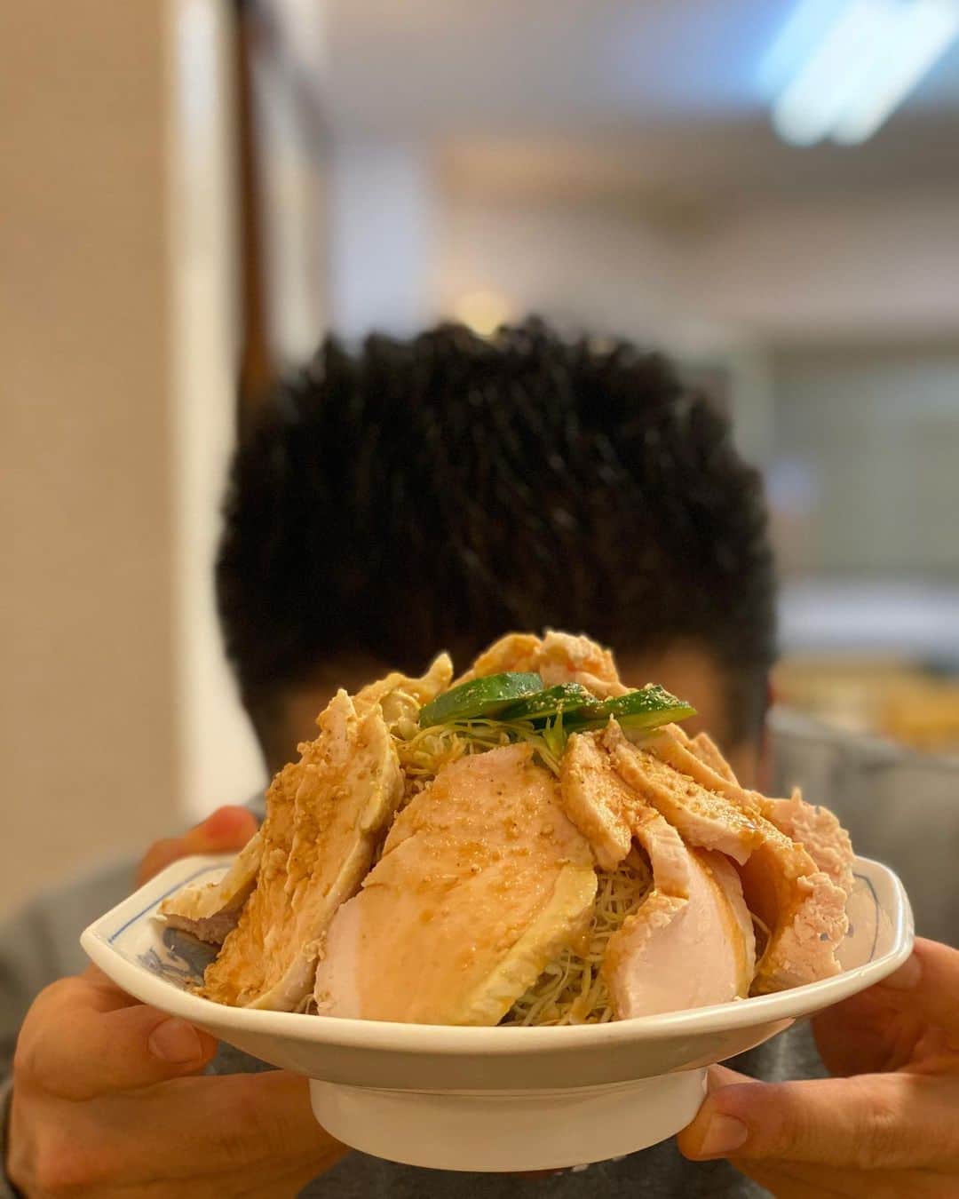 なかやまきんに君さんのインスタグラム写真 - (なかやまきんに君Instagram)「#なかやまきんに君 #こんにちは #素敵な写真ですね #ありがとうございます #減量中の外食 #ゴールドジム東中野 近くの #大盛軒(おおもりけん) #棒棒鶏 のご飯と麺なし #鶏の胸肉 にゴマソース #最高に美味しい #出てくる男 #出てくる男シリーズ #キャー久しぶりの出てくる男ステキー #キャー7枚目の出てくる前もステキー」3月20日 17時43分 - nakayama_kinnikun