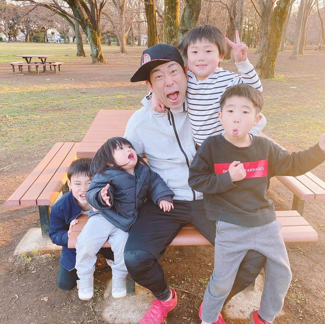 原口あきまささんのインスタグラム写真 - (原口あきまさInstagram)「やっぱ、公園で走り回って、泥んこになって遊んでる姿が、原口家の息子達には似合ってるわ✌️ #小金井公園 #運動大好き #4兄弟 #家にこもってた日が長かった為　#公園で大はしゃぎ　#ストレス発散  #いっぱい遊んで楽しかったね　#できる限り今のうちに一緒に遊んでたい　#ガオ〜　#感謝∞」3月20日 17時52分 - akimasa_haraguchi