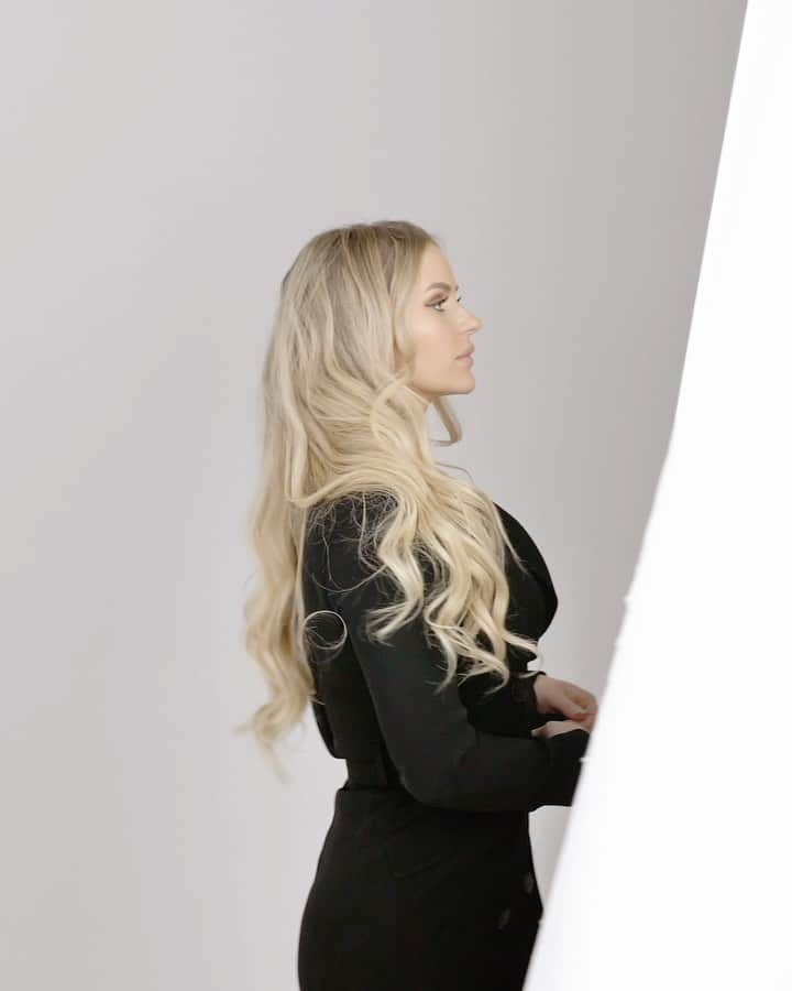 Anna Nyströmのインスタグラム：「Can’t believe it’s finally happening - the day I’m launching @ryvelle 😭💗 After two years of dedicated and hard work, in secret! All the times you’ve been asking me where my workout clothes are from and I couldn’t tell you, it was my own brand all along 🙈⁣ This have been a dream of mine since I was little and now it’s coming true. I will never be able to thank you guys enough, for supporting me through all these years! I’m so thankful, you are amazing 💗⁣ I can’t wait to show you everything! 😍」