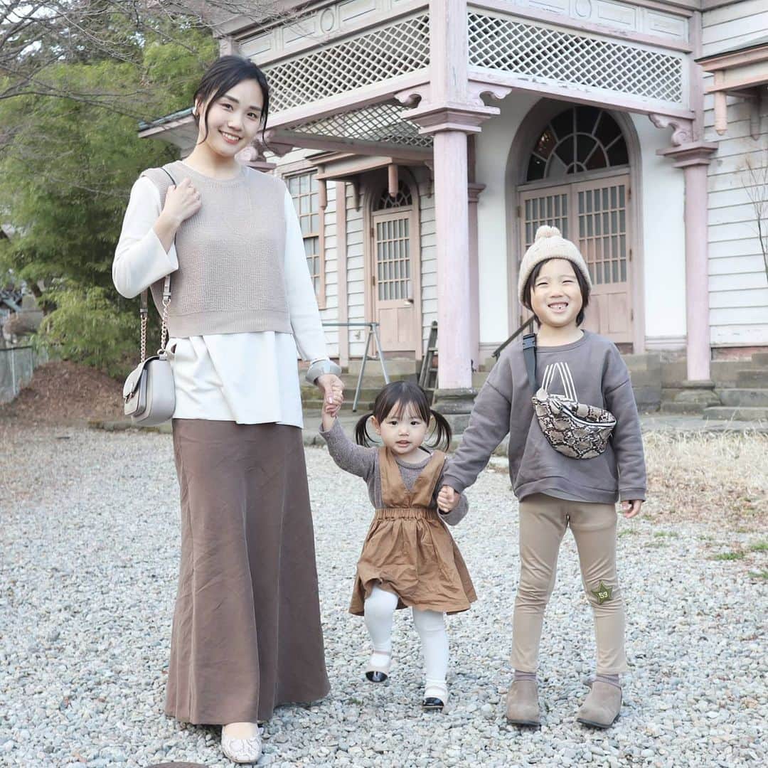 Eri Satoさんのインスタグラム写真 - (Eri SatoInstagram)「beige×mocaリンクコーデ · vest: @neuna_official tops: @legicajeana skirt: @isook_official bag: @hm shoes: @outletshoes_official · 後ろ姿のリボン結びが可愛い、 @neuna_official の #バッグシャンシアーベスト さっぱりしたニット地なのでこれからの季節長く使えそう！ · 本日20日限定で、zozotownで1000円クーポン配布してるので見てみてね👀✨ · ちょこっと地元に帰ってきてます 後ろの建物はかなり古いんだけどカフェになってて、ピンクと白で可愛いんだ😁 · #Neuna#ヌナ#ootd#zozotown#chao_app#シアー素材#シアーベスト#アウトレットシューズ #outletshoes_life #fashion#ootd#outfit#code#coordinate#style#ファッション#コーディネート#コーデ#プチプラ#プチプラコーデ#シンプルコーデ#mamagirl#locari#ママファッション #partegram #l4like#カジュアル」3月20日 17時57分 - satoeri626