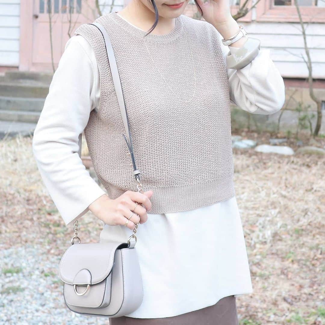 Eri Satoさんのインスタグラム写真 - (Eri SatoInstagram)「beige×mocaリンクコーデ · vest: @neuna_official tops: @legicajeana skirt: @isook_official bag: @hm shoes: @outletshoes_official · 後ろ姿のリボン結びが可愛い、 @neuna_official の #バッグシャンシアーベスト さっぱりしたニット地なのでこれからの季節長く使えそう！ · 本日20日限定で、zozotownで1000円クーポン配布してるので見てみてね👀✨ · ちょこっと地元に帰ってきてます 後ろの建物はかなり古いんだけどカフェになってて、ピンクと白で可愛いんだ😁 · #Neuna#ヌナ#ootd#zozotown#chao_app#シアー素材#シアーベスト#アウトレットシューズ #outletshoes_life #fashion#ootd#outfit#code#coordinate#style#ファッション#コーディネート#コーデ#プチプラ#プチプラコーデ#シンプルコーデ#mamagirl#locari#ママファッション #partegram #l4like#カジュアル」3月20日 17時57分 - satoeri626