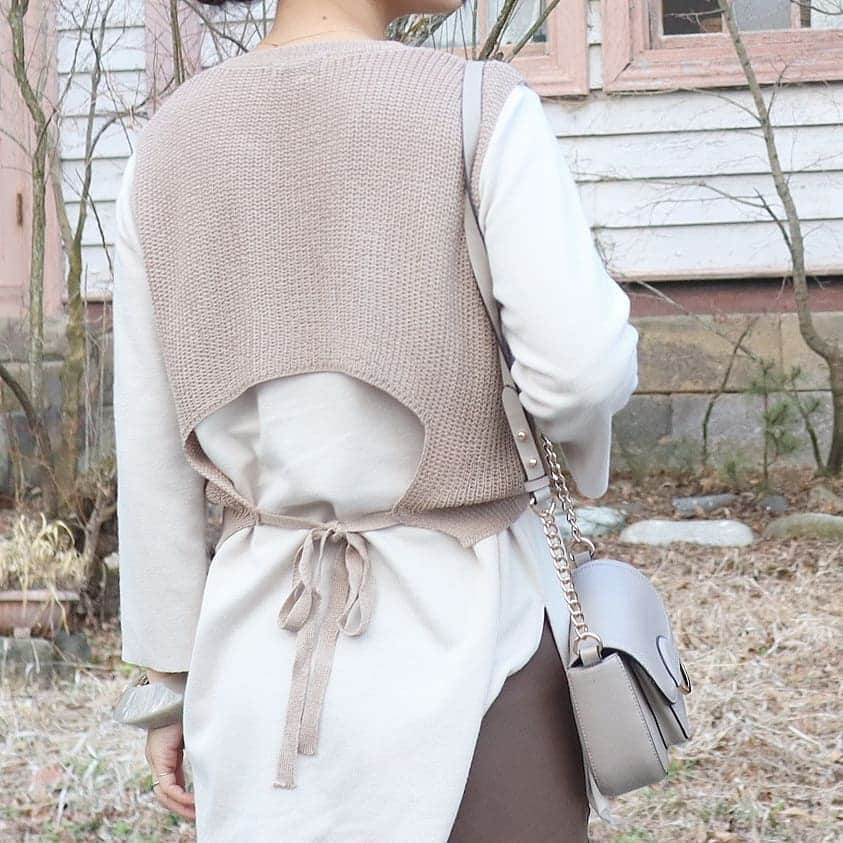 Eri Satoさんのインスタグラム写真 - (Eri SatoInstagram)「beige×mocaリンクコーデ · vest: @neuna_official tops: @legicajeana skirt: @isook_official bag: @hm shoes: @outletshoes_official · 後ろ姿のリボン結びが可愛い、 @neuna_official の #バッグシャンシアーベスト さっぱりしたニット地なのでこれからの季節長く使えそう！ · 本日20日限定で、zozotownで1000円クーポン配布してるので見てみてね👀✨ · ちょこっと地元に帰ってきてます 後ろの建物はかなり古いんだけどカフェになってて、ピンクと白で可愛いんだ😁 · #Neuna#ヌナ#ootd#zozotown#chao_app#シアー素材#シアーベスト#アウトレットシューズ #outletshoes_life #fashion#ootd#outfit#code#coordinate#style#ファッション#コーディネート#コーデ#プチプラ#プチプラコーデ#シンプルコーデ#mamagirl#locari#ママファッション #partegram #l4like#カジュアル」3月20日 17時57分 - satoeri626