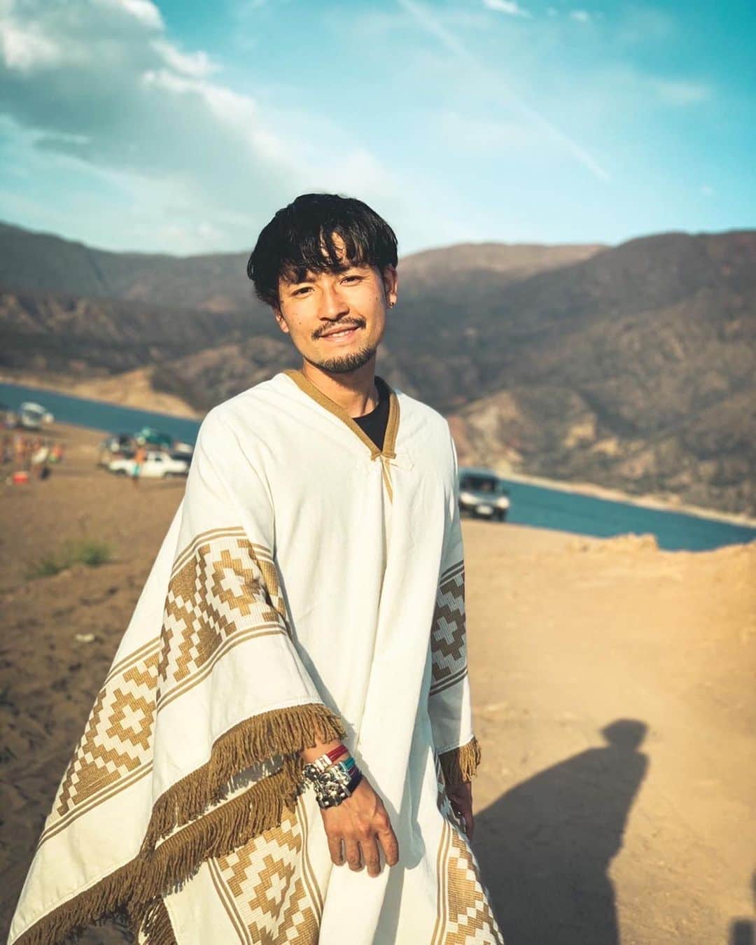 小柳津林太郎のインスタグラム：「アルゼンチン旅のショット。﻿ ﻿ メンドーサから車で1時間かけて行った湖にて。﻿ ﻿ アンデス山脈の麓は日本では見れない山と水の色でした。﻿ 季節も日本と真逆の夏、かつ紫外線も強かったので﻿ しっかりとunoでスキンケア。﻿ ﻿ アンデス山脈の麓でunoの撮影してたのは﻿ 僕が初めてじゃないですかね？（笑）﻿ ﻿ ﻿ #アルゼンチン #メンドーサ #アンデス山脈 #スキンケア #PR #ウーノ #肌は大人の勝負服 #資生堂 #SHISEIDO」