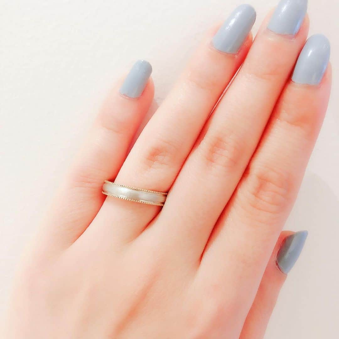 のインスタグラム：「【e.m. MARIAGE】 プラチナとK18のイエローゴールドの2素材mix✨イエローゴールドの両面ミル打ち、片面ミル打ちとお選び頂けます💍  本日からスリーク周年祭2020がスタートです🎊✨ 周年祭ではスリーク全店舗共通でフェア期間特典を実施！ ビジュースリークではブライダルフェアも開催中💍 ブライダルフェア期間中、エンゲージリング・マリッジリングのいずれかをご成約いただいたお客様へささやかなプレゼントをご用意しております🌟  #em結婚指輪 #jewelry #ブライダルリング #マリッジリング #エンゲージリング #プロポーズ #結婚指輪　#婚約指輪 #bijouxthreec #ビジュースリーク #bijouxthreecbraidal #周年祭 #新潟　#古町 #クラッシュアンドカンパニー」