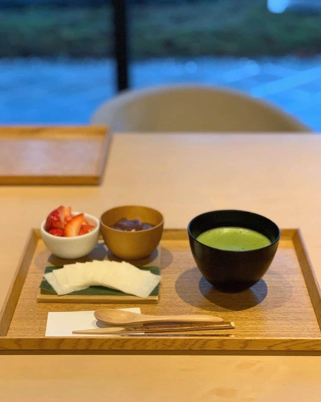 LeTRONC ルトロンのインスタグラム：「【 茶酒 金田中 /東京・表参道 】 . 和食や和スイーツを提供する和モダンな大人カフェ「茶酒 金田中（サーシャ　カネタナカ）」✨ . お店の中は和を感じる洗練された空間で、横長の大きな窓からは庭園が眺められます🌼 . おすすめメニューは、自分で巻いて食べる「いちご大福」とお抹茶の組み合わせ💕 . ぜひ味わいに行ってみてくださいね😋 . 📍東京都港区北青山3-6-1 oak omotesando2F . 📷写真・情報提供：@__maxx115413 さん 素敵な投稿をありがとうございます✨ . \ 一緒にルトロンinstagramを盛り上げませんか？🙋‍♀️ / #ルトロン で素敵なおでかけ体験をシェアしてくれる方を大募集しています♪投稿内容は、instagramで紹介させていただきます☺️ . #letronc #tokyocafe #茶酒金田中 #和モダン #抹茶 #maccha #抹茶好き #抹茶好きな人と繋がりたい #いちご大福 #大福 #和菓子 #和スイーツ #和菓子好きな人とつながりたい #和菓子好き #スイーツ部 #スイーツ巡り #スイーツ好きな人と繋がりたい #東京カフェ #表参道カフェ #カフェ #カフェ部 #カフェ巡り #カフェ好き #カフェスタグラム #東京グルメ #表参道グルメ #おやつ #おやつタイム #和菓子好き」