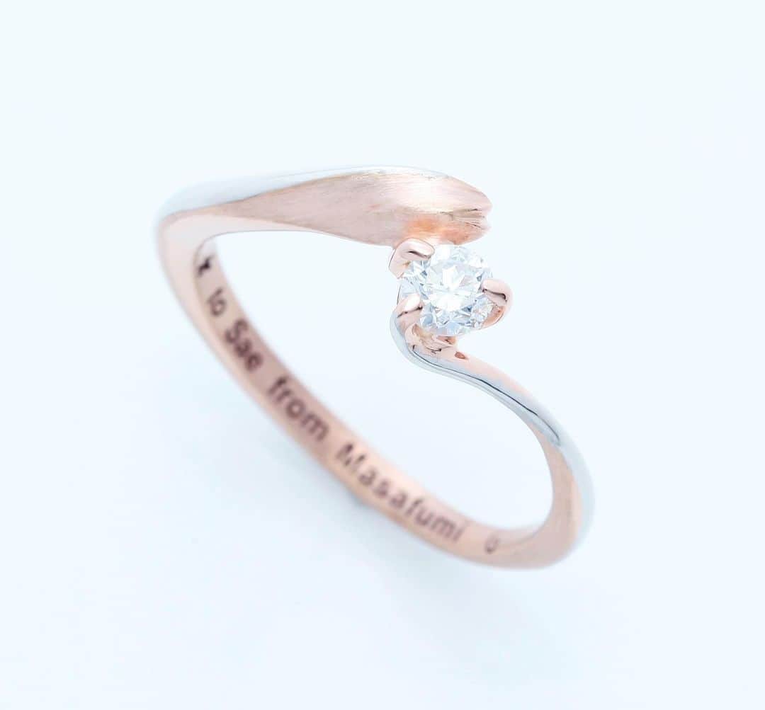 SORA ≪SORA表参道の公式アカウント≫さんのインスタグラム写真 - (SORA ≪SORA表参道の公式アカウント≫Instagram)「@sora_omotesando . ふたりの桜の思い出を指輪のデザインにした オーダーメイドのセットリング＊* 結婚指輪は日中の麗らかな桜と 夜の幻想的な桜をイメージしたカラーにしました。 婚約指輪はプラチナとピンクゴールドを組み合わせて 繊細な桜の花びらを表現しています* 桜の季節になると、そっとお互いの手を重ねたくなる そんな指輪に仕上がりました。 . --------------- ▽《3/31まで》グラデーションフェア開催中＊* https://www.sora-w.com/contents/event/enjoyyourcolor/ ▽SORA公式サイトはTOPのURLからcheck * >>> @sora_omotesando . --------------- ぜひ『 #結婚指輪sora 』のハッシュタグで SORAの写真を投稿してくださいね＊* こちらのアカウントでリグラムさせていただきます♪ . #結婚指輪 #婚約指輪 #指輪 #表参道 #オーダーメイド #ブライダル#ウェディング #手作り#bridal#wedding #マリッジリング #エンゲージリング #金属アレルギー #金属アレルギー対応 #bridalring #ring #weddingring #手作り指輪#Jewelry #ペアリング #Marriage #記念日 #ソラ#グラデーション #桜リング #ピンクリング #春リング #刻印リング #カラーリング」3月20日 18時06分 - sora_omotesando