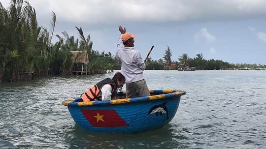 朝日放送「朝だ！生です旅サラダ」さんのインスタグラム写真 - (朝日放送「朝だ！生です旅サラダ」Instagram)「@micahirose ゆらゆらと籠ぶねに揺られること30分。 突然、#カンナムスタイル が鳴り響きお父さんの激しいパフォーマンスがスタート！！ 指名されて乗らせてもらいましたが、 まさかの #絶叫体験 に！！💦 高速でぐるぐる回転するので、本当に目がまわりましたよぉ〜〜！ お父さん気合い入ってました😂 _ #ゆらゆら #ぐるぐる　#まさかの高速回転 #パフォーマンス が #激しすぎる #ホイアン・エコ・ココナッツ・ツアー #Hoian Eco Coconut Tour #手こぎの舟 #ホイアン #Hội An #ベトナム #Vietnam _ #ABCテレビ #朝日放送テレビ #朝だ生です旅サラダ #土曜朝 #8時 #旅サラダガールズ  #広瀬未花 #海外 #旅 #travel #trip」3月20日 18時08分 - tabisalad