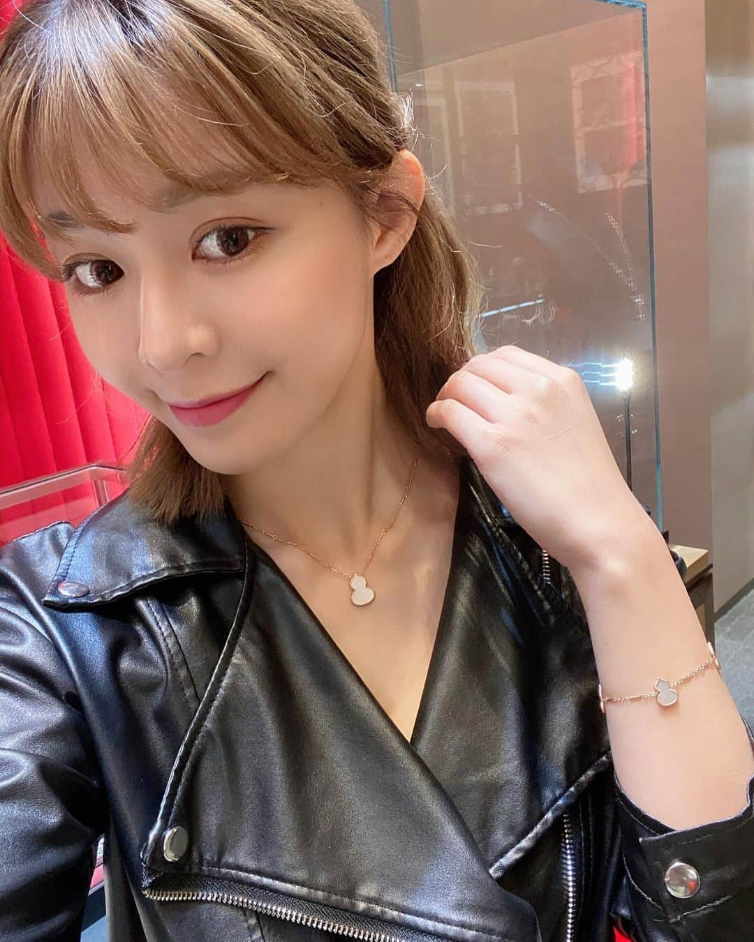 Yuriさんのインスタグラム写真 - (YuriInstagram)「感謝 @qeelinjewellery 邀請我去玩❤️ -  很少戴飾品的我，完全被「麒麟」獨特的中華文化風格設計給吸引，尤其是Wulu (葫蘆)系列，這款是Qeelin珠寶品牌經典中的經典，2004年張曼玉紅毯穿戴Qeelin帶起一陣風潮。  這樣濃濃華人文化經典的韻味，是不是讓人更為之著迷？！是不是很少看到如此有女人味的我😳這就是麒麟的魅力啦～  微風南山的#Qeelin，櫃哥櫃姐都超親切～ 大家喜歡可以去戴戴看😊  #qeelinjewellery #qeelin #wulu」3月20日 18時09分 - xx15995