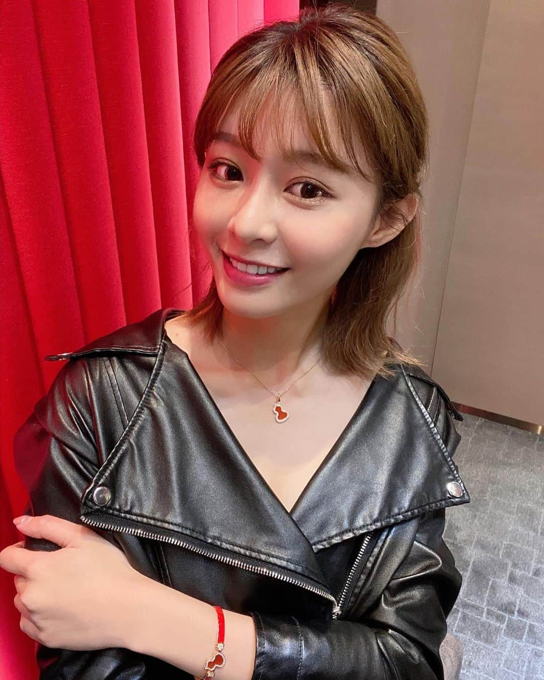 Yuriさんのインスタグラム写真 - (YuriInstagram)「感謝 @qeelinjewellery 邀請我去玩❤️ -  很少戴飾品的我，完全被「麒麟」獨特的中華文化風格設計給吸引，尤其是Wulu (葫蘆)系列，這款是Qeelin珠寶品牌經典中的經典，2004年張曼玉紅毯穿戴Qeelin帶起一陣風潮。  這樣濃濃華人文化經典的韻味，是不是讓人更為之著迷？！是不是很少看到如此有女人味的我😳這就是麒麟的魅力啦～  微風南山的#Qeelin，櫃哥櫃姐都超親切～ 大家喜歡可以去戴戴看😊  #qeelinjewellery #qeelin #wulu」3月20日 18時09分 - xx15995