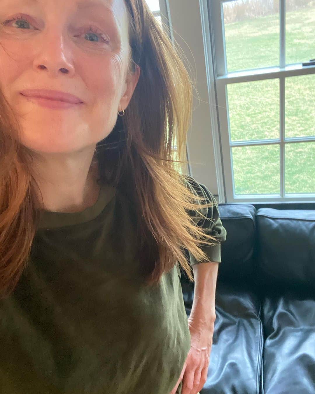 ジュリアン・ムーアさんのインスタグラム写真 - (ジュリアン・ムーアInstagram)「I am grateful to my @theshalanyc teachers @mskleigh @barbaraverrochi @ashes76 for offering so many of us an online community during this difficult time.  Those classes are something to look forward to everyday. 🙏🏻 🧘‍♀️ Support small businesses - after my class I ordered a few things from @ondabeautynyc while wearing my cozy @suziekondi track suit.  Love to u female entrepreneurs 🌸」3月21日 5時15分 - juliannemoore