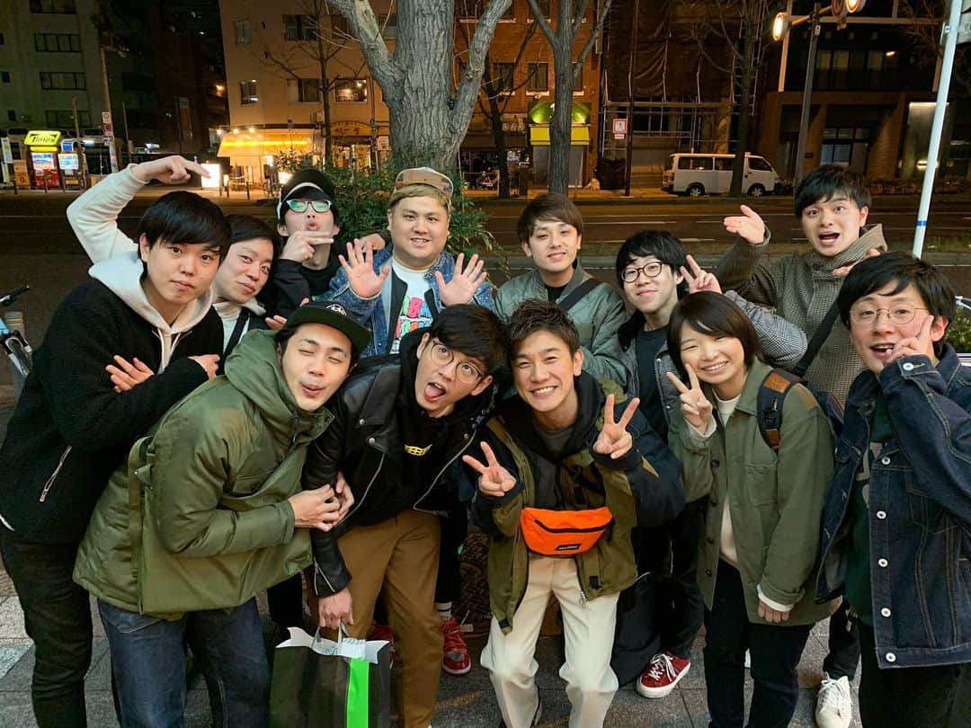 池田真一のインスタグラム：「後輩みんなで桑さんの行ってらっしゃい会！ めちゃくちゃ楽しかった！ 死ぬほど笑った！ 桑さんの会なのに桑さんが喋ると終始すべってました🤣 桑さん東京行ってもよろしくお願いします😄 ワインに合うチーズの盛り合わせと緑のオールスター✌️」