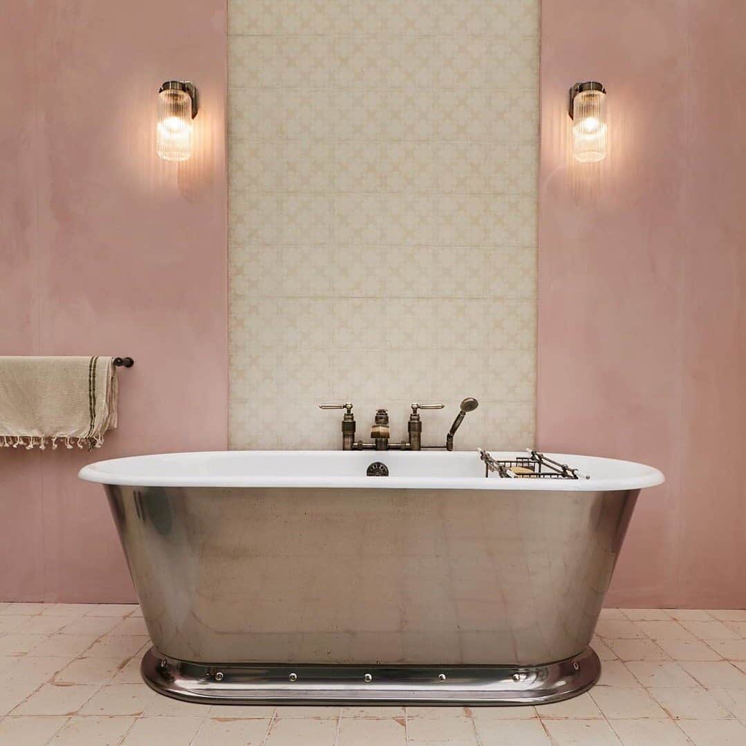 フローリスさんのインスタグラム写真 - (フローリスInstagram)「It’s the simple things that can feel the most luxurious sometimes like a hot bath at the end of the day. 📷: @drummonds_bathrooms #Friday #Weekend #Bath #Luxury #British #Bathroom #FridayPlans」3月21日 3時47分 - florislondon