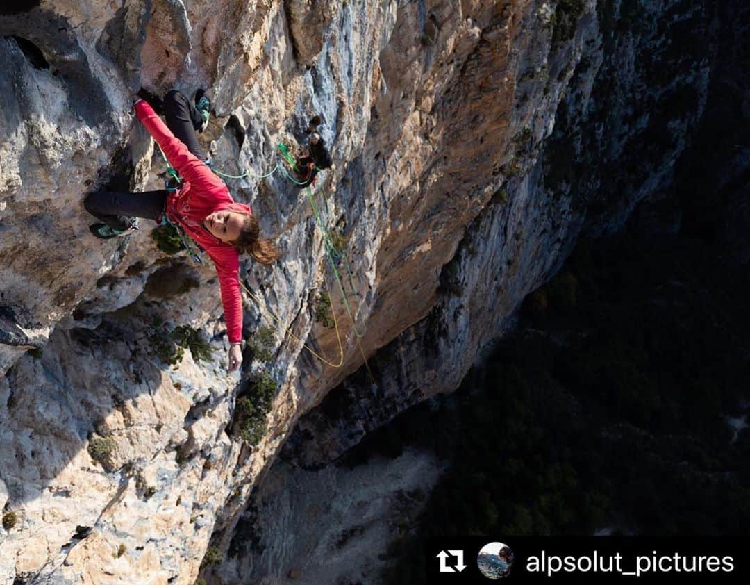 アンナ・シュテールのインスタグラム：「While I am at home with plenty of time to sit back and reflect, ‚Ali Baba‘ comes to my mind. Last year I had such a crazy time with @kilifish in this extraordinary route. It was not an easy objective since my mental skills, which I‘ve been able to use so well in comps, seemed worthless when dangling 100 metres above the ground... The video of my personal evolution is coming soon! • #evolution #puremountain @salewa @lasportivagram @innsbrucktourism @wildcountry_official」
