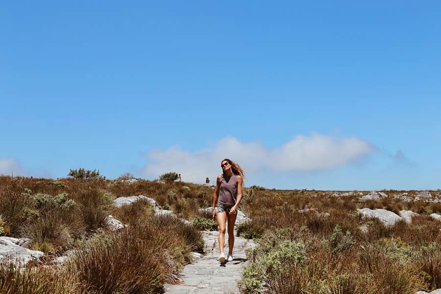 ズザンナ・ヤカボスのインスタグラム：「me practicing self isolation 🪐 way before virus #throwback #southafrica #tablemountain」