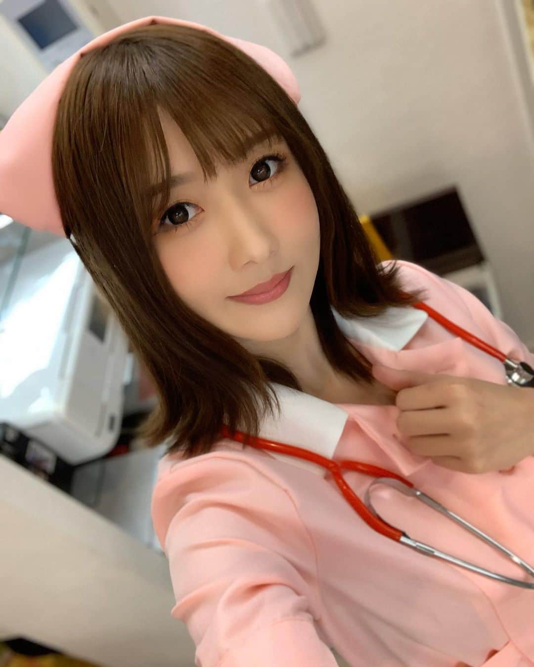 大槻ひびきさんのインスタグラム写真 - (大槻ひびきInstagram)「お薬出しますね🥰 #japan #nurse #看護師 #コスプレ #pink」3月21日 3時49分 - yanhibi0221