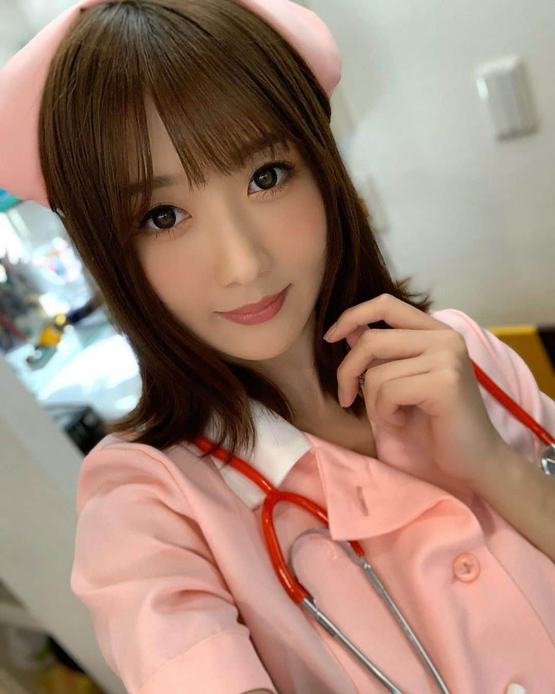 大槻ひびきさんのインスタグラム写真 - (大槻ひびきInstagram)「お薬出しますね🥰 #japan #nurse #看護師 #コスプレ #pink」3月21日 3時49分 - yanhibi0221