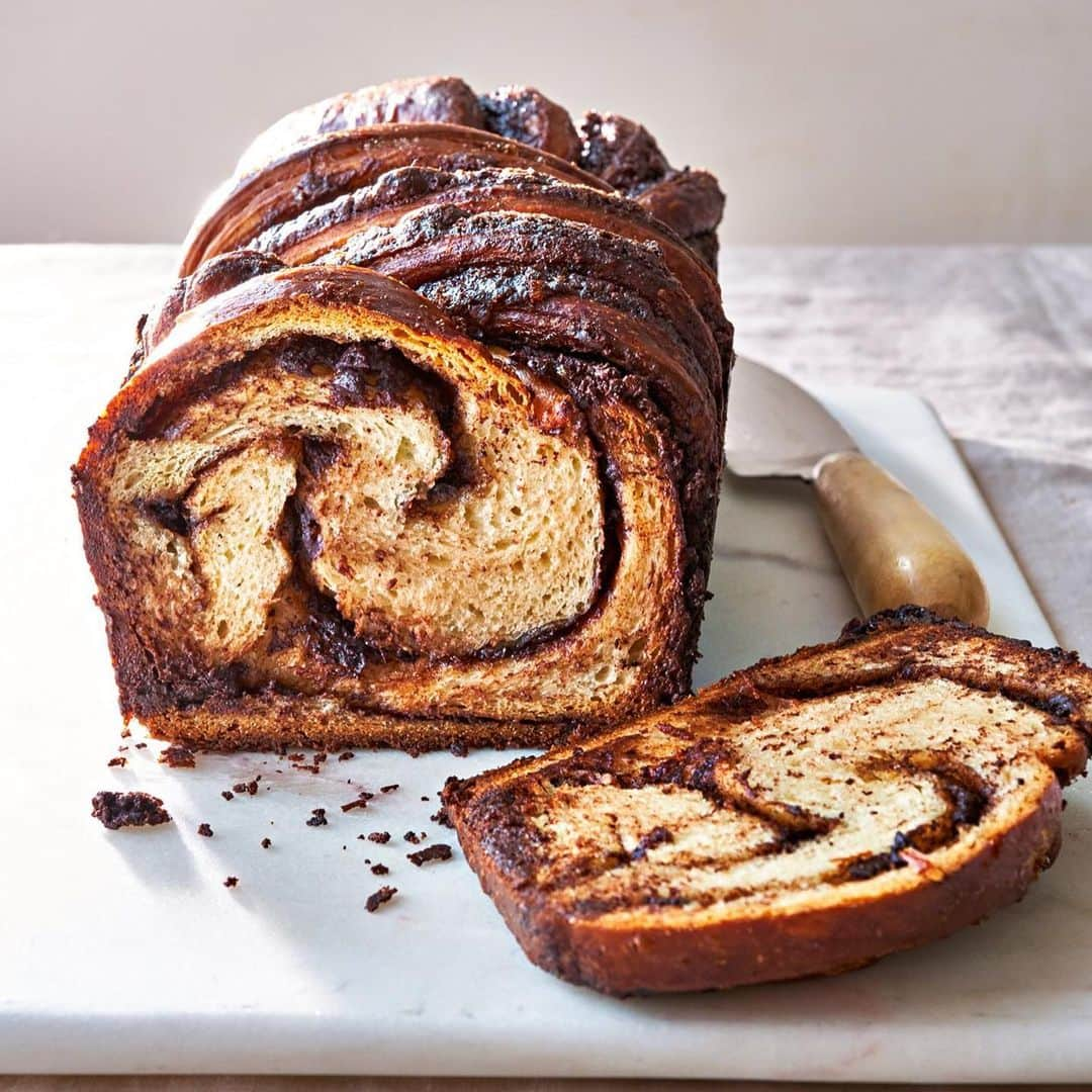 マーサ・スチュワートさんのインスタグラム写真 - (マーサ・スチュワートInstagram)「In our April issue, deputy food editor @brooklyncooks whips up a babka-inspired Chocolate-Cinnamon Swirl Bread, a rich, fluffy, and delicious marvel with an irresistible chocolate-cinnamon swirl in every bite. The dough borrows the technique used in Shokupan, the Japanese milk bread. It starts by cooking bread flour with milk and then adding that cooked milk-flour mixture to the bread flour, sugar, and yeast along with melted butter, egg, and more milk. Follow the step-by-step visual guide to forming, twisting, and braiding the loaf and grab the full recipe at the link in bio. Plus, watch Greg create this recipe on a new episode of The Slice airing on IGTV tomorrow! And be sure to get a copy of our April issue online at Barnes + Noble and on Apple News+. 📷: @conpoulos | recipe + food styling by: @brooklyncooks | prop styling by: @suzie_myers」3月21日 3時54分 - marthastewart