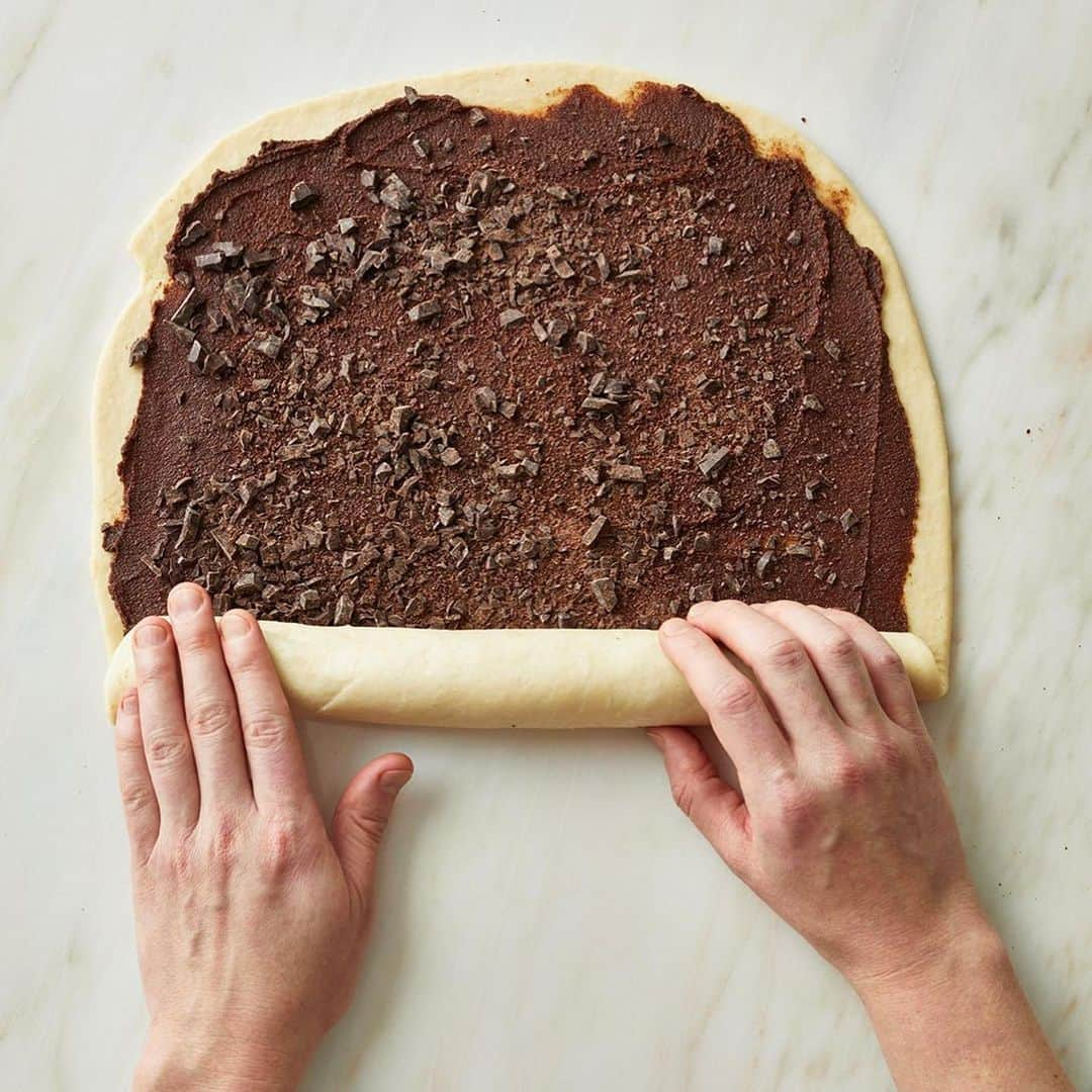 マーサ・スチュワートさんのインスタグラム写真 - (マーサ・スチュワートInstagram)「In our April issue, deputy food editor @brooklyncooks whips up a babka-inspired Chocolate-Cinnamon Swirl Bread, a rich, fluffy, and delicious marvel with an irresistible chocolate-cinnamon swirl in every bite. The dough borrows the technique used in Shokupan, the Japanese milk bread. It starts by cooking bread flour with milk and then adding that cooked milk-flour mixture to the bread flour, sugar, and yeast along with melted butter, egg, and more milk. Follow the step-by-step visual guide to forming, twisting, and braiding the loaf and grab the full recipe at the link in bio. Plus, watch Greg create this recipe on a new episode of The Slice airing on IGTV tomorrow! And be sure to get a copy of our April issue online at Barnes + Noble and on Apple News+. 📷: @conpoulos | recipe + food styling by: @brooklyncooks | prop styling by: @suzie_myers」3月21日 3時54分 - marthastewart