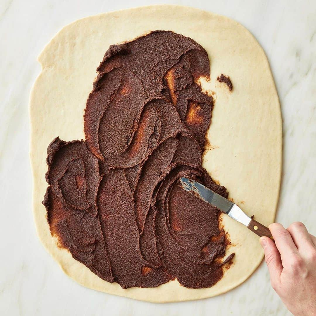 マーサ・スチュワートさんのインスタグラム写真 - (マーサ・スチュワートInstagram)「In our April issue, deputy food editor @brooklyncooks whips up a babka-inspired Chocolate-Cinnamon Swirl Bread, a rich, fluffy, and delicious marvel with an irresistible chocolate-cinnamon swirl in every bite. The dough borrows the technique used in Shokupan, the Japanese milk bread. It starts by cooking bread flour with milk and then adding that cooked milk-flour mixture to the bread flour, sugar, and yeast along with melted butter, egg, and more milk. Follow the step-by-step visual guide to forming, twisting, and braiding the loaf and grab the full recipe at the link in bio. Plus, watch Greg create this recipe on a new episode of The Slice airing on IGTV tomorrow! And be sure to get a copy of our April issue online at Barnes + Noble and on Apple News+. 📷: @conpoulos | recipe + food styling by: @brooklyncooks | prop styling by: @suzie_myers」3月21日 3時54分 - marthastewart